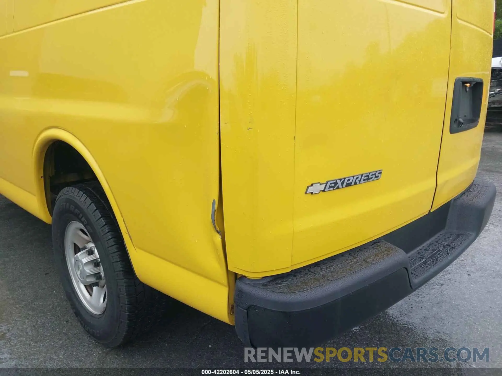 6 Photograph of a damaged car 1GCWGAFP8M1175127 CHEVROLET EXPRESS CARGO 2021