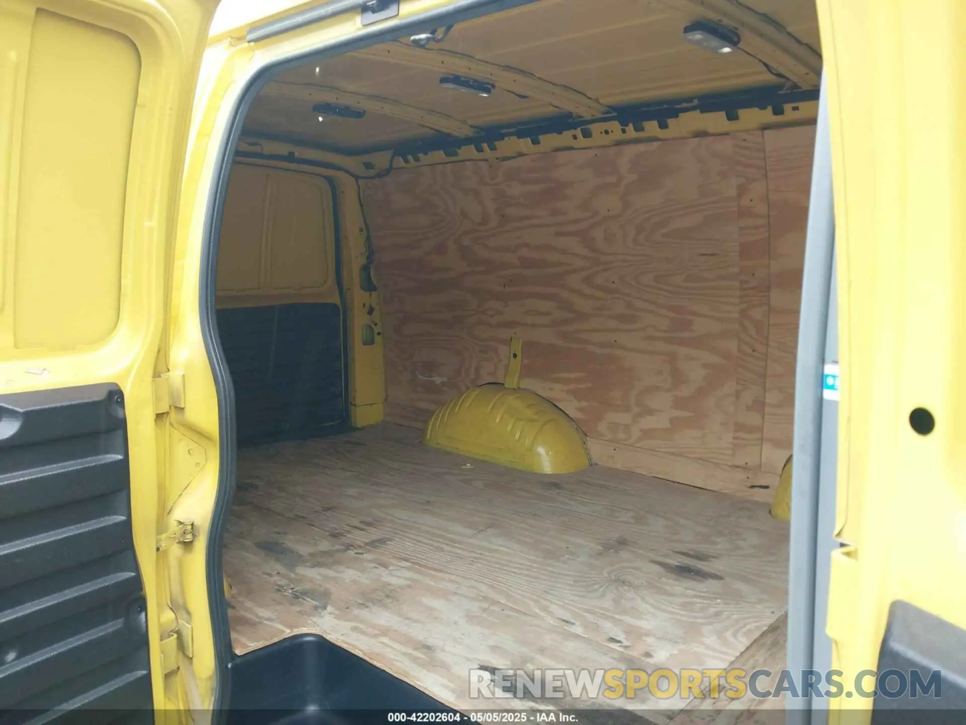 8 Photograph of a damaged car 1GCWGAFP8M1175127 CHEVROLET EXPRESS CARGO 2021
