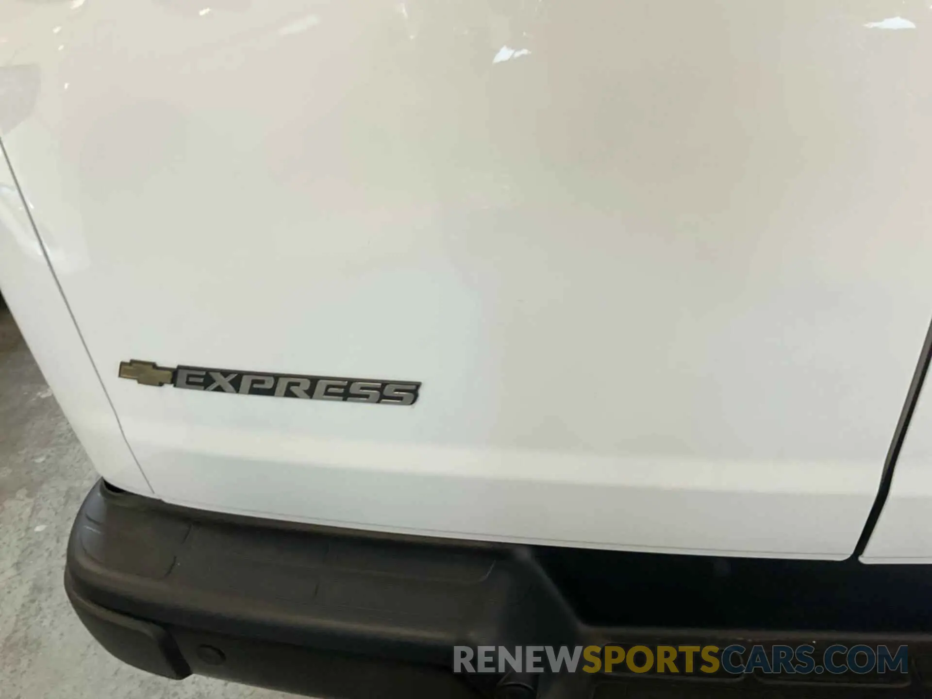 6 Photograph of a damaged car 1GCWGAFP1N1271893 CHEVROLET EXPRESS CARGO 2022