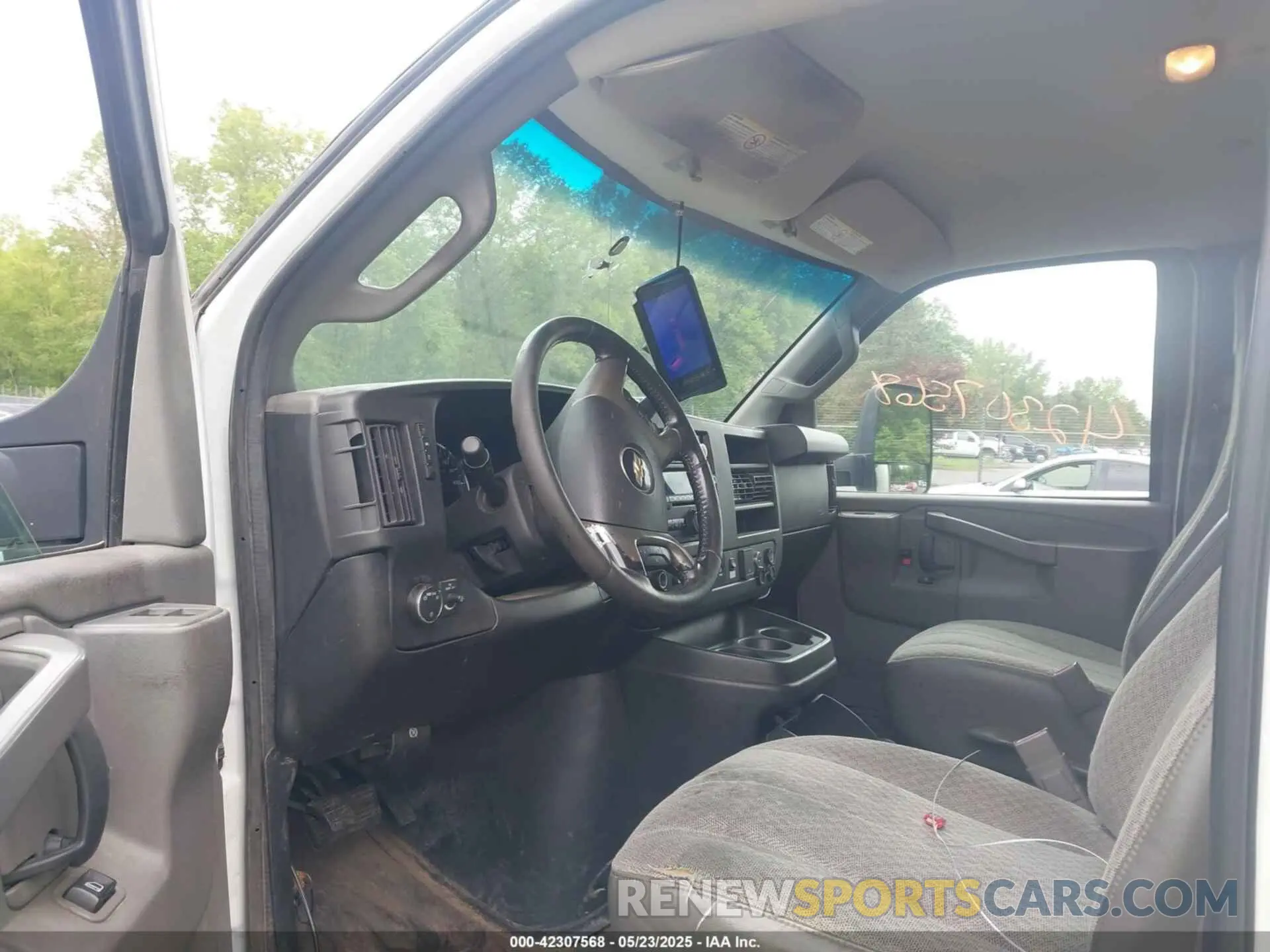 6 Photograph of a damaged car 1HA6GUCGXKN011241 CHEVROLET EXPRESS CUTAWAY 4500 2019