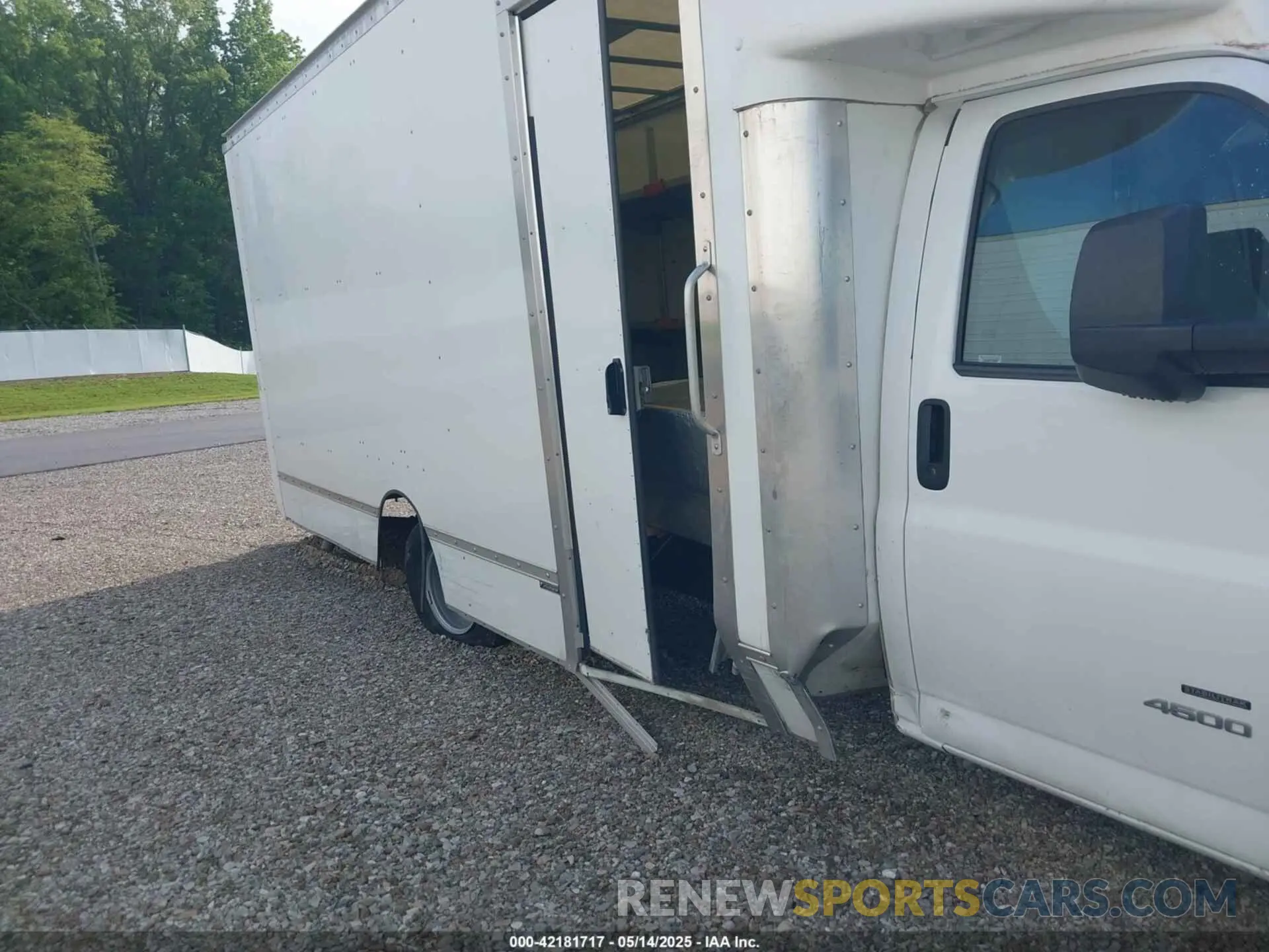 11 Photograph of a damaged car 1HA6GVC71MN010780 CHEVROLET EXPRESS CUTAWAY 4500 2021