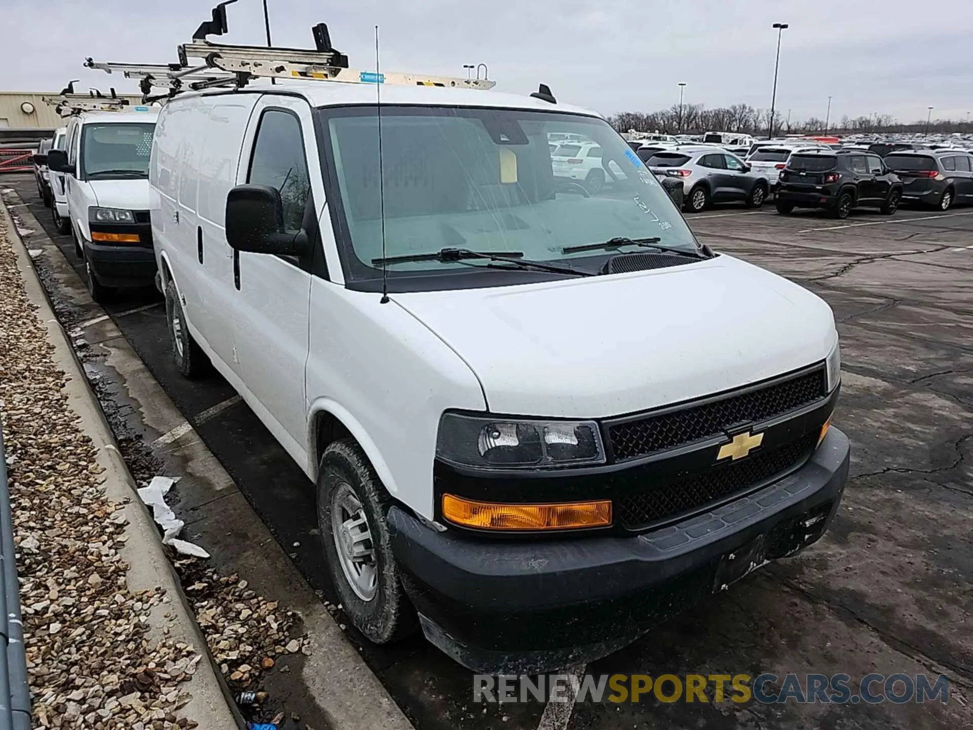 2 Фотография поврежденного автомобиля 1GCWGAFG9K1337974 CHEVROLET EXPRESS G2500 2019