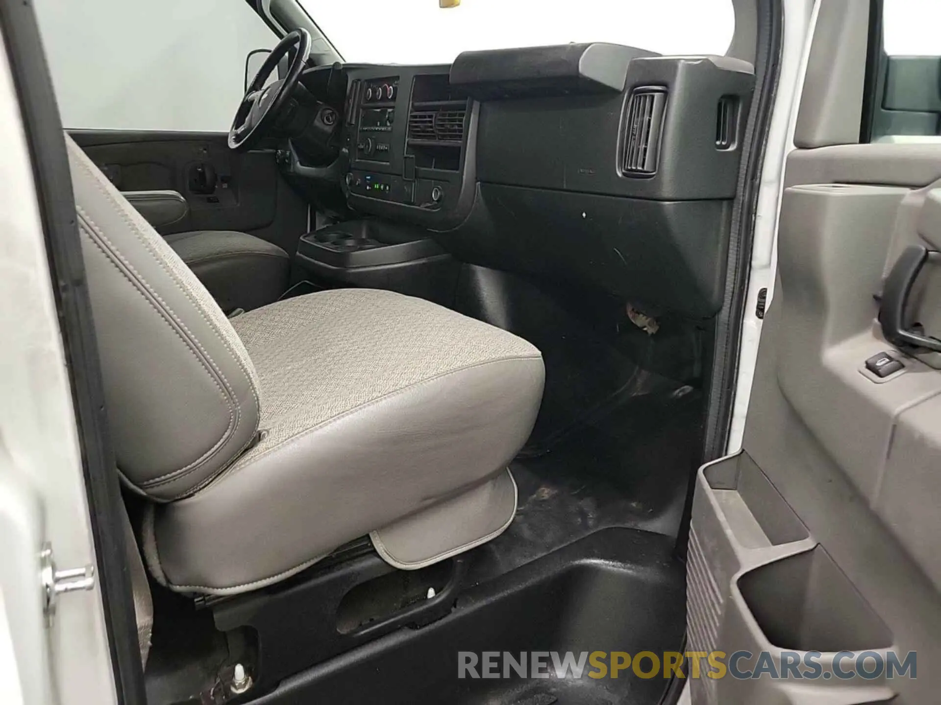 9 Photograph of a damaged car 1GCWGAFP1K1273848 CHEVROLET EXPRESS G2500 2019