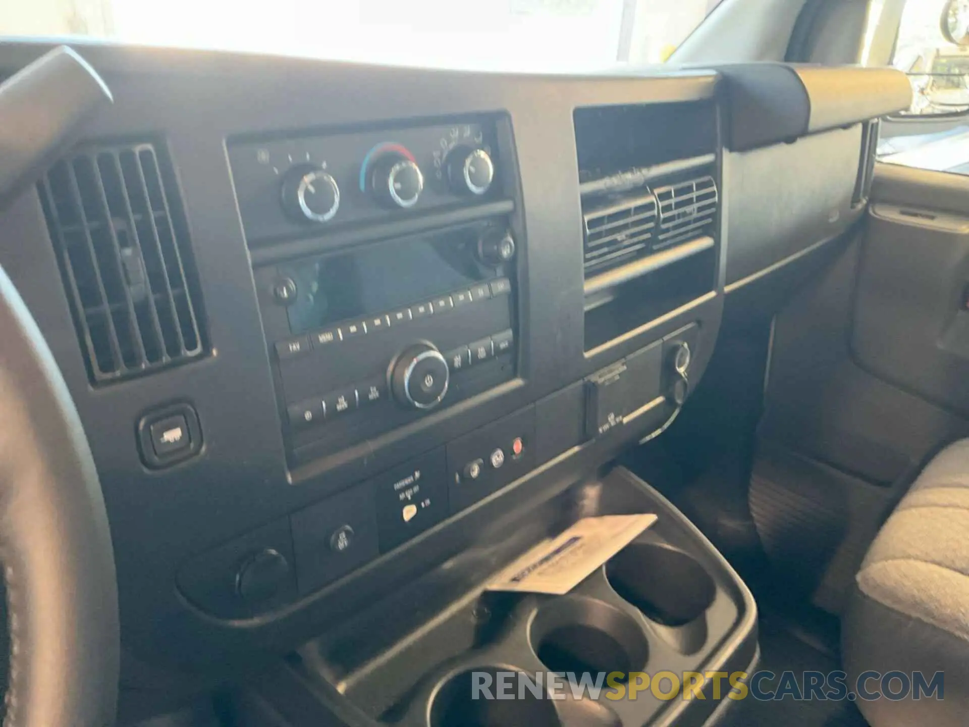 7 Фотография поврежденного автомобиля 1GCWGAFP2K1202013 CHEVROLET EXPRESS G2500 2019