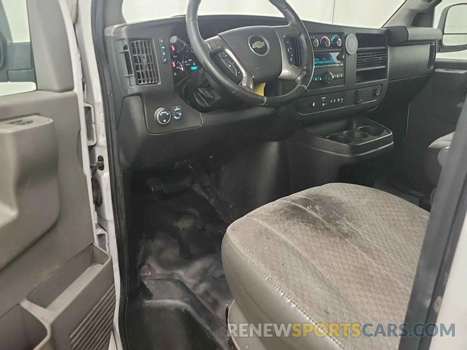 4 Photograph of a damaged car 1GCWGBFP8K1269351 CHEVROLET EXPRESS G2500 2019