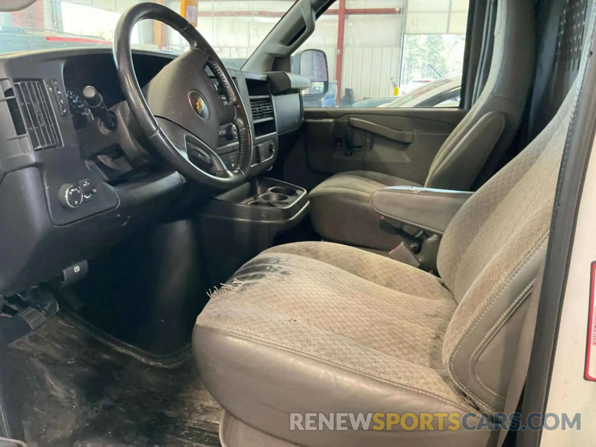 9 Фотография поврежденного автомобиля 1GCWGAFG5L1160695 CHEVROLET EXPRESS G2500 2020