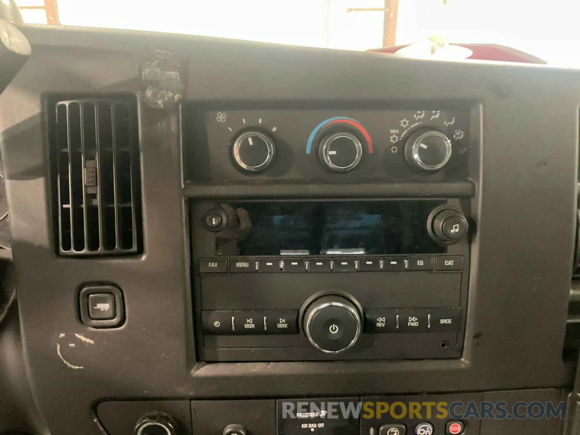 4 Фотография поврежденного автомобиля 1GCWGAFG6L1164285 CHEVROLET EXPRESS G2500 2020