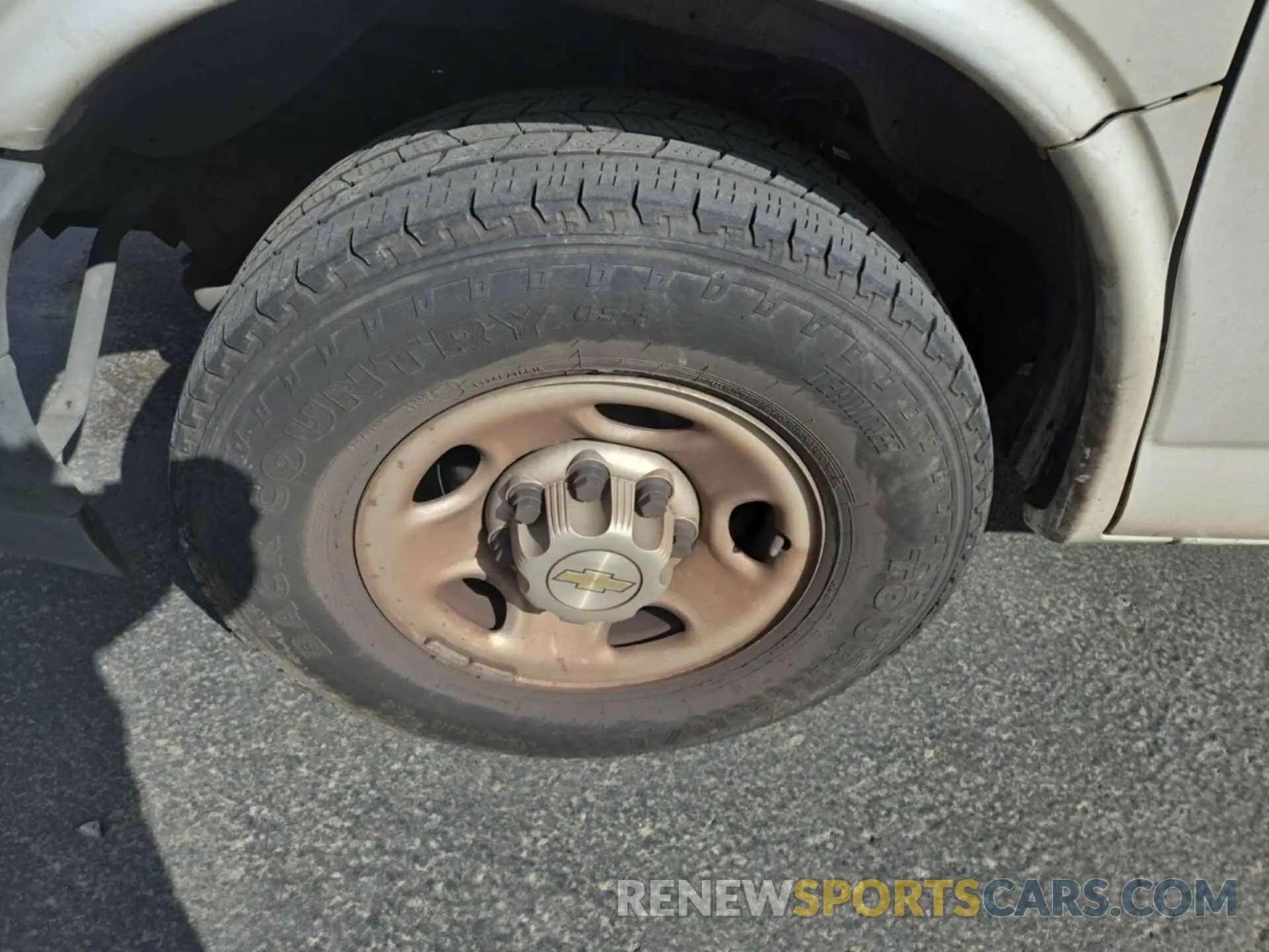 4 Photograph of a damaged car 1GCWGAFG6L1252964 CHEVROLET EXPRESS G2500 2020