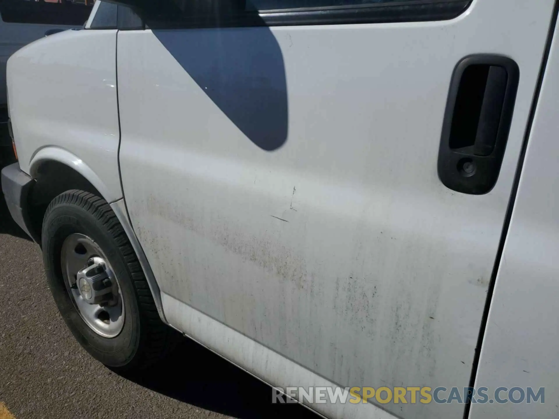 28 Photograph of a damaged car 1GCWGAFG7L1243688 CHEVROLET EXPRESS G2500 2020