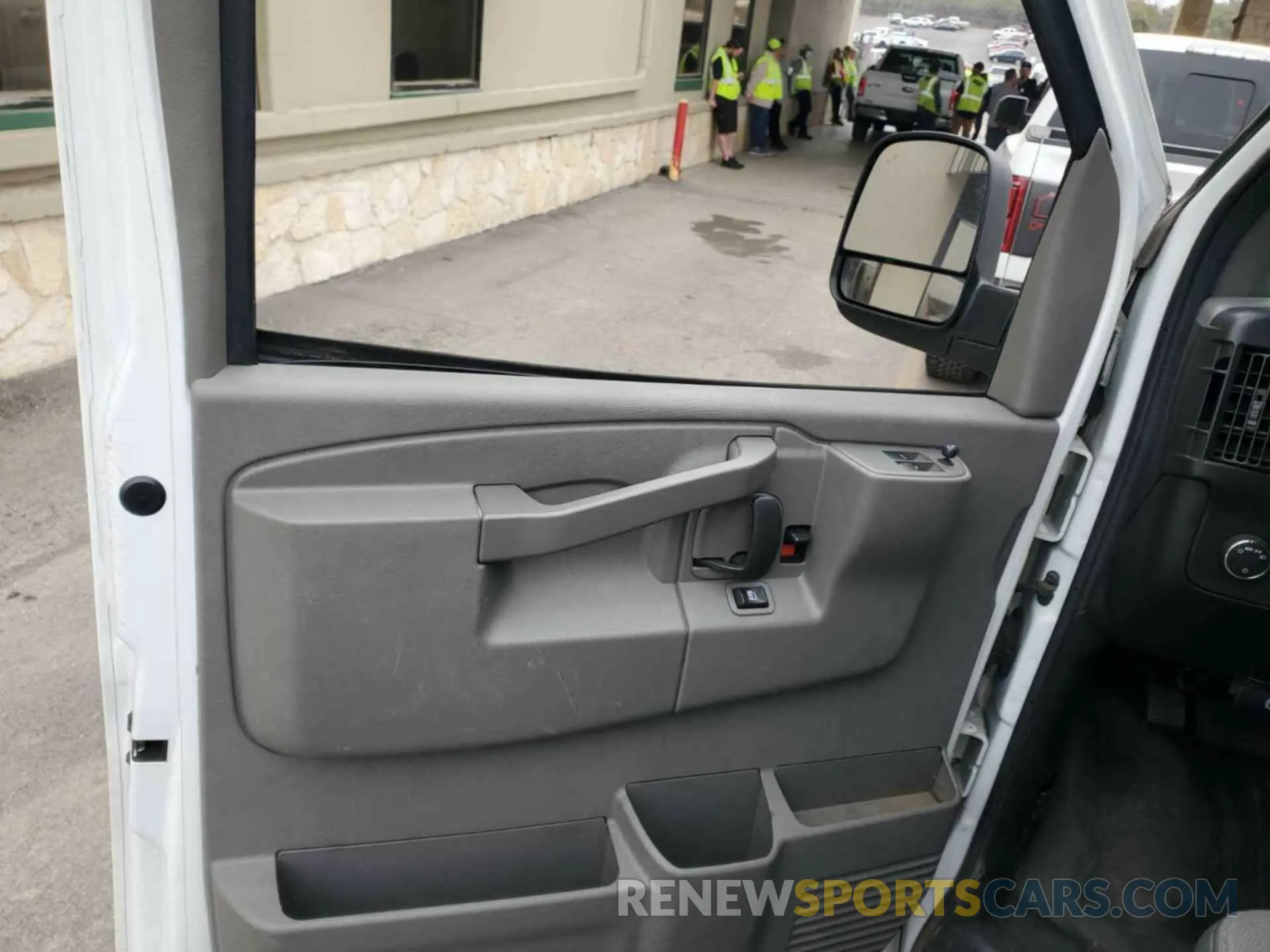 24 Фотография поврежденного автомобиля 1GCWGAFG8L1252898 CHEVROLET EXPRESS G2500 2020