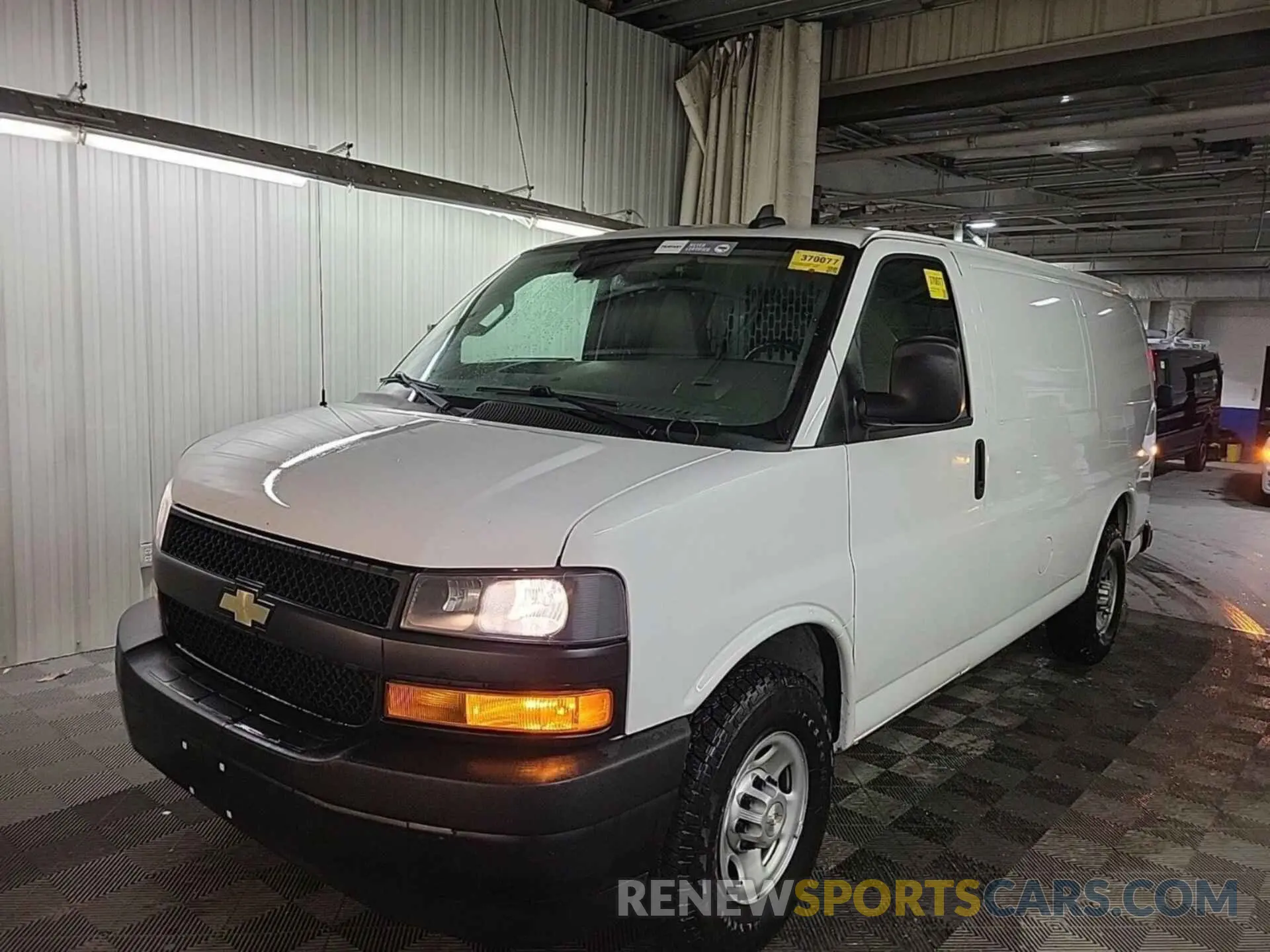 4 Фотография поврежденного автомобиля 1GCWGAFP4M1310913 CHEVROLET EXPRESS G2500 2021