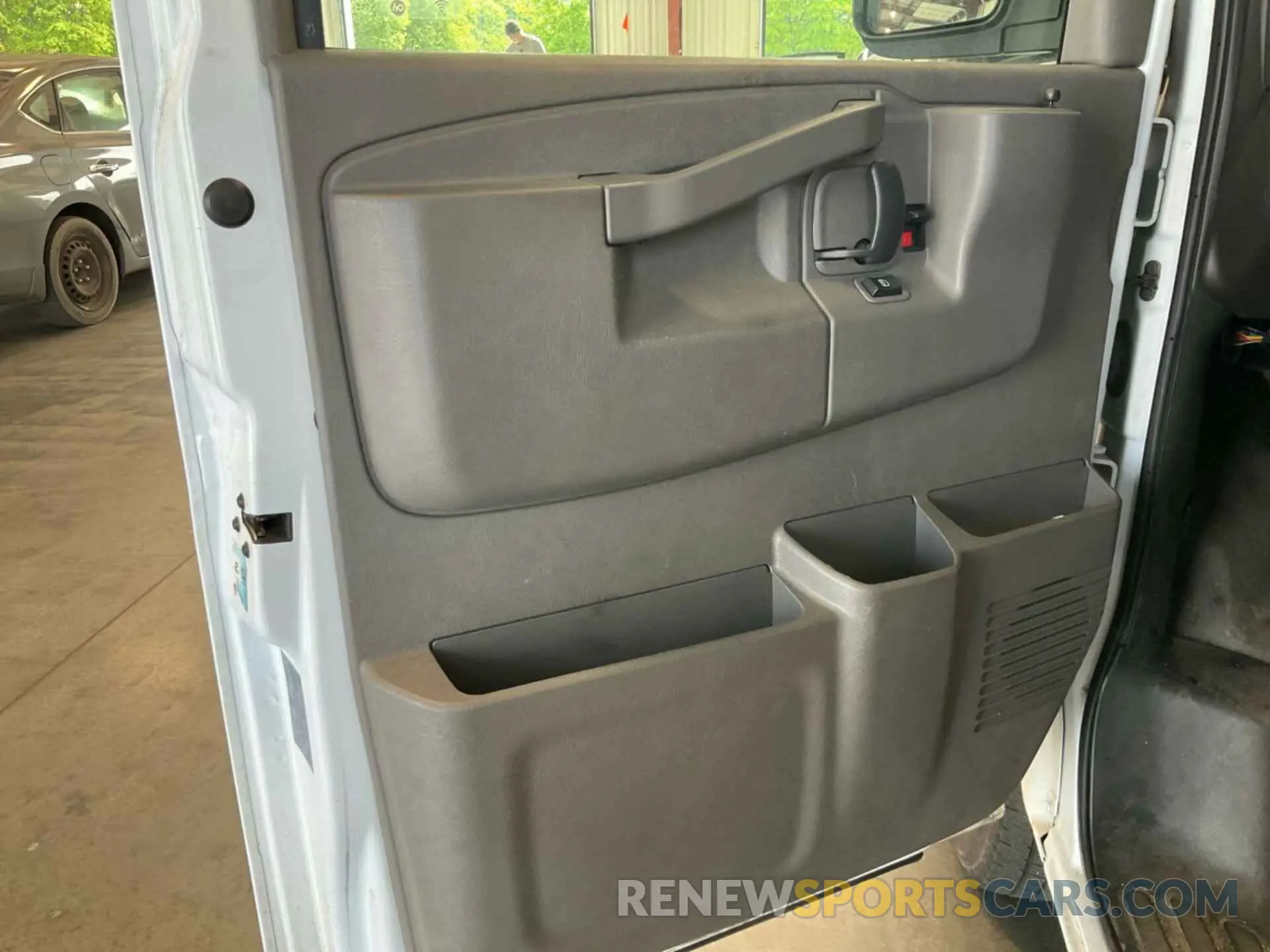 4 Фотография поврежденного автомобиля 1GCWGAFP4M1311981 CHEVROLET EXPRESS G2500 2021