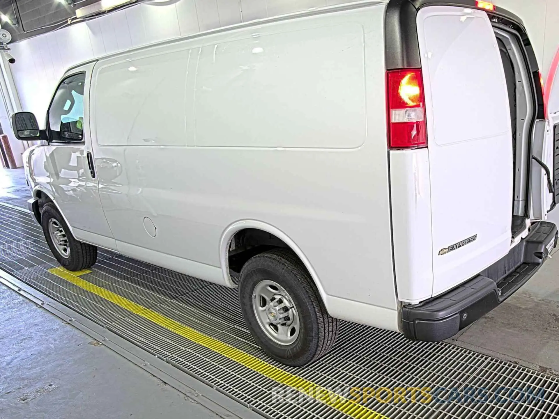 24 Photograph of a damaged car 1GCWGAFP6N1271209 CHEVROLET EXPRESS G2500 2022