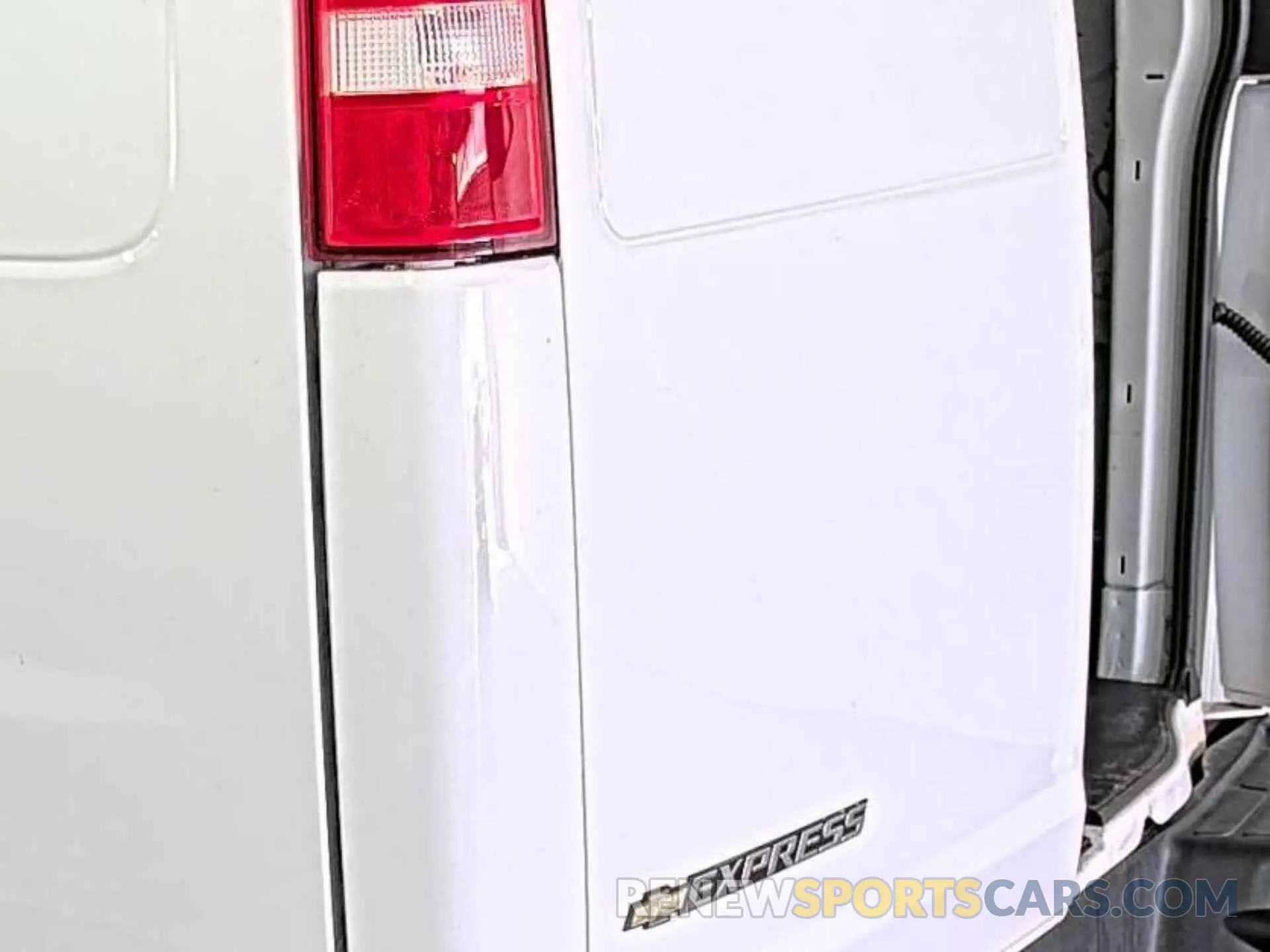 4 Photograph of a damaged car 1GCWGAFP6N1271209 CHEVROLET EXPRESS G2500 2022