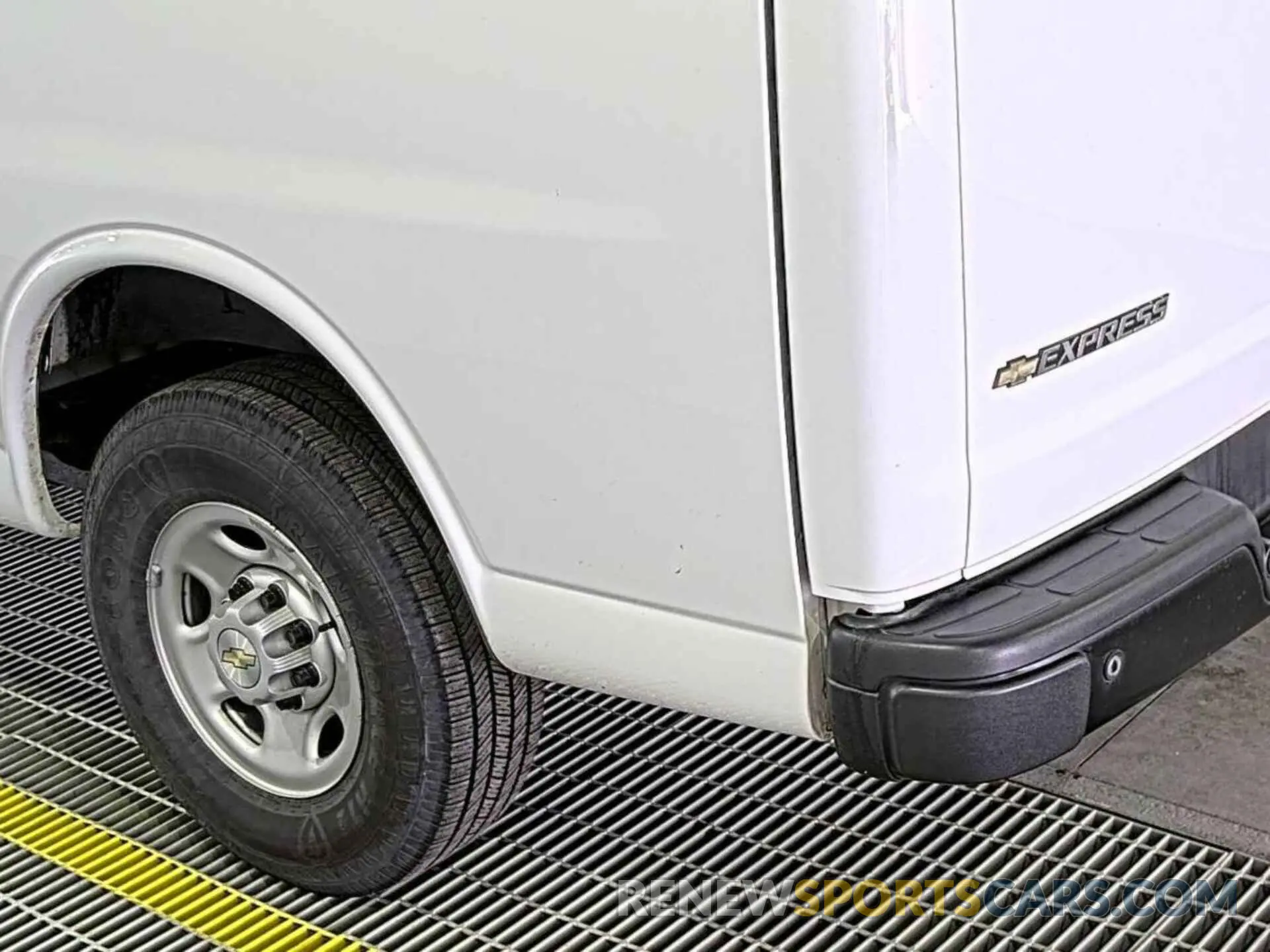 6 Photograph of a damaged car 1GCWGAFP6N1271209 CHEVROLET EXPRESS G2500 2022