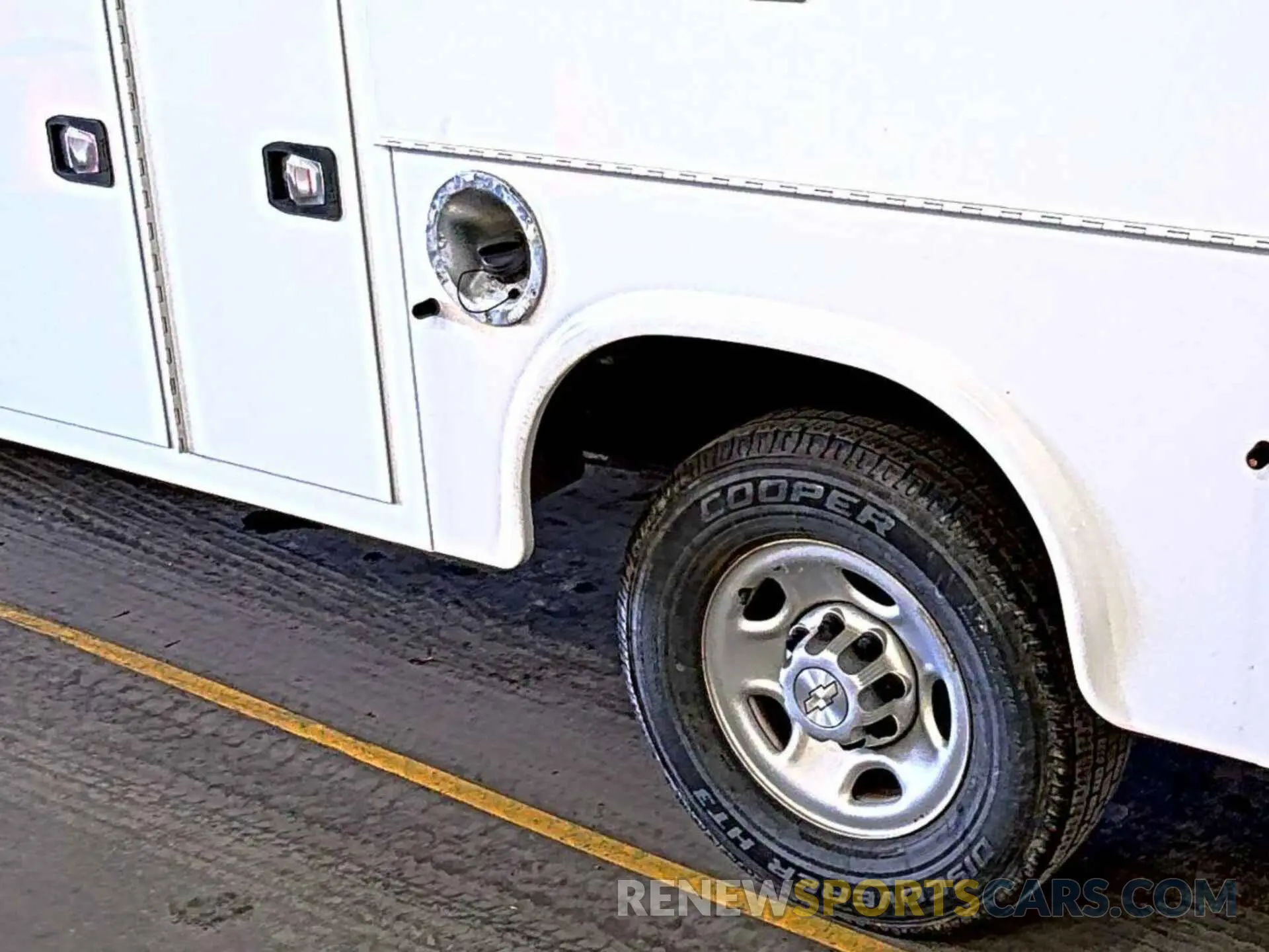 2 Photograph of a damaged car 1GB0GRFG2K1364118 CHEVROLET EXPRESS G3500 2019