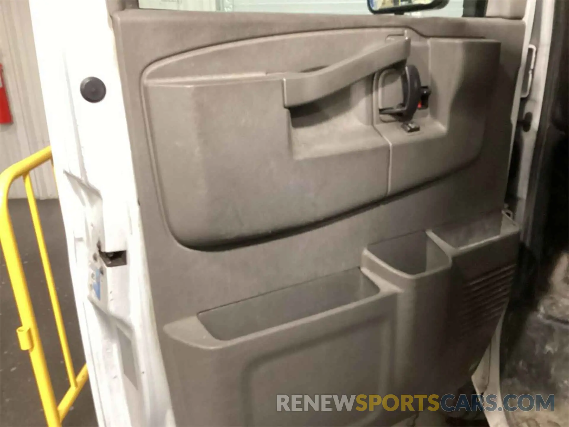 8 Photograph of a damaged car 1GB0GRFG2K1364118 CHEVROLET EXPRESS G3500 2019