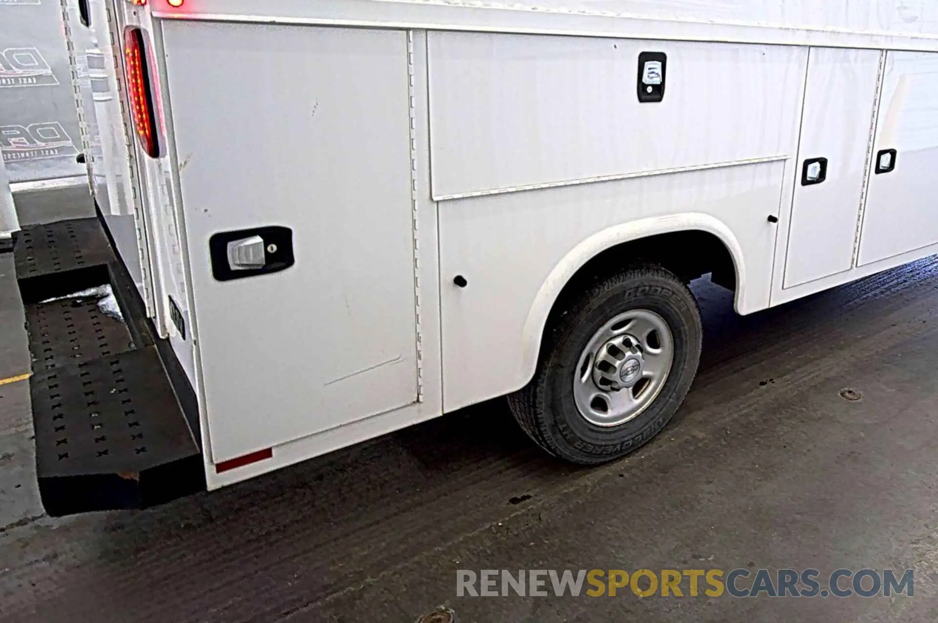 9 Photograph of a damaged car 1GB0GRFG2K1364118 CHEVROLET EXPRESS G3500 2019