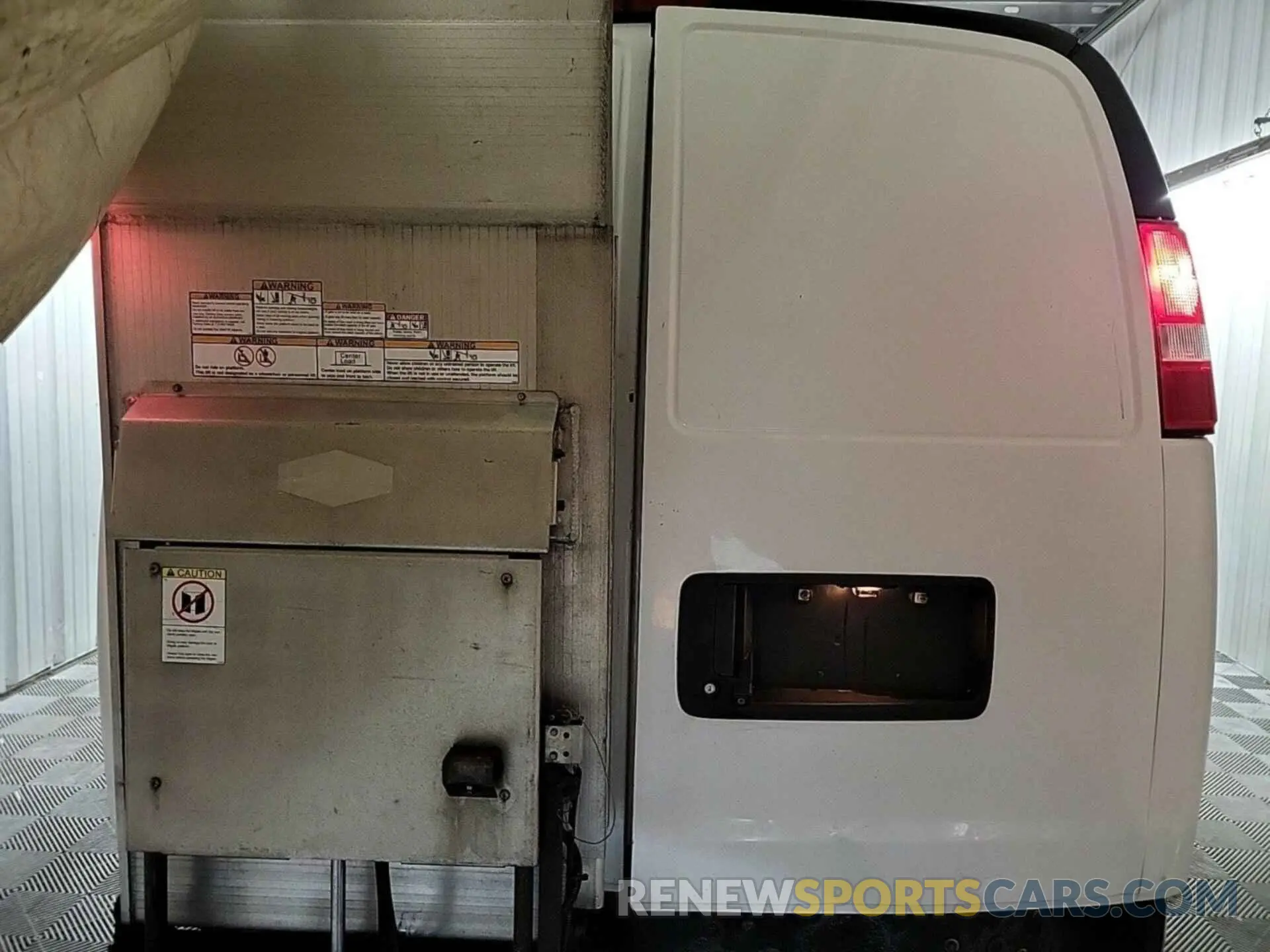 18 Photograph of a damaged car 1GCZGGFP2K1329702 CHEVROLET EXPRESS G3500 2019