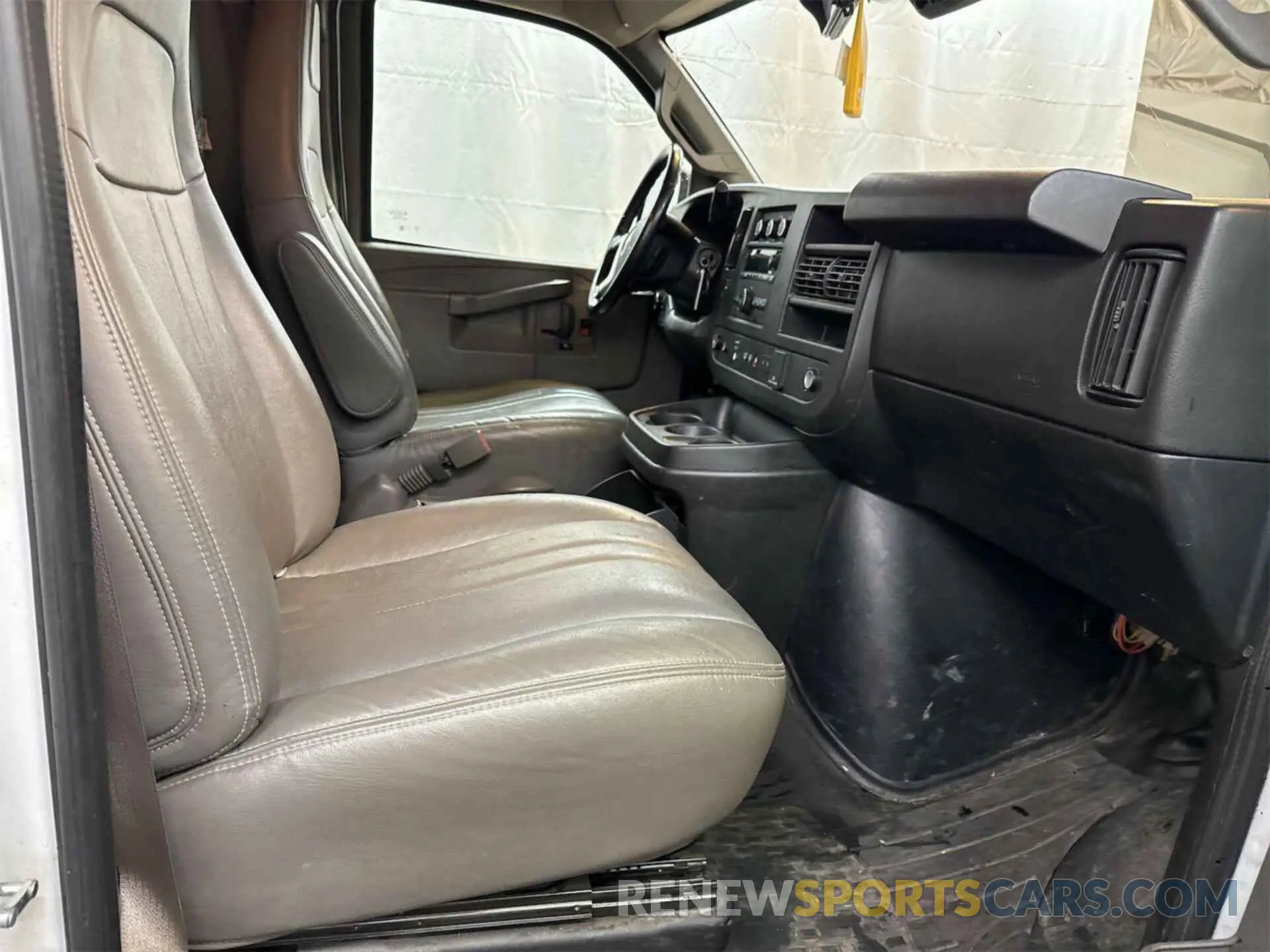 9 Фотография поврежденного автомобиля 1GCZGGFP5K1332660 CHEVROLET EXPRESS G3500 2019