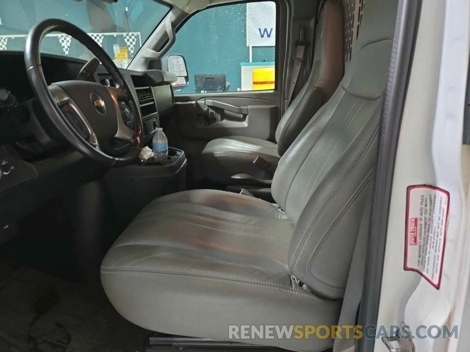 33 Photograph of a damaged car 1GCZGGFP8K1324939 CHEVROLET EXPRESS G3500 2019