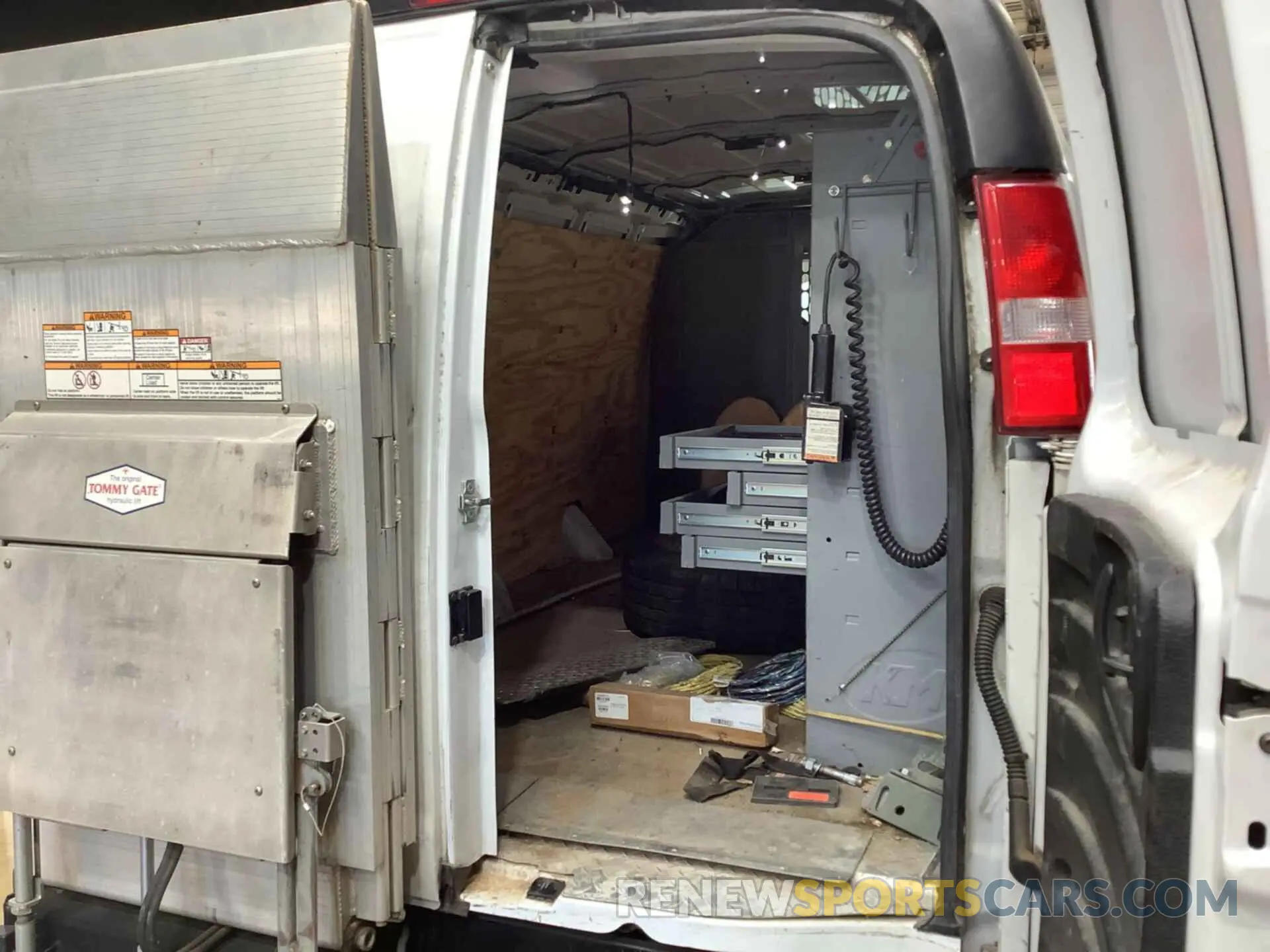 3 Photograph of a damaged car 1GCZGGFP5L1211290 CHEVROLET EXPRESS G3500 2020