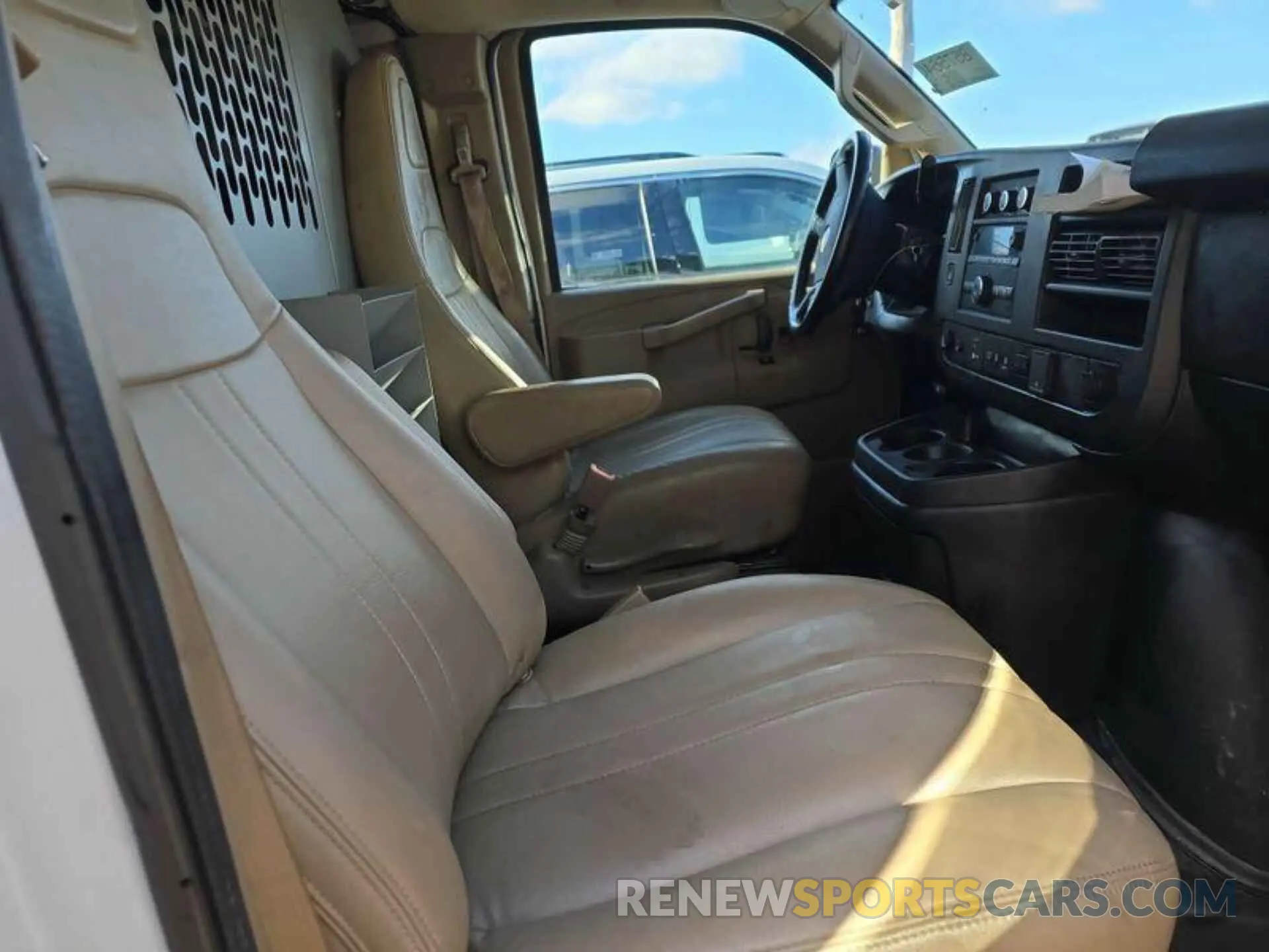 5 Photograph of a damaged car 1GCZGGFPXL1276541 CHEVROLET EXPRESS G3500 2020