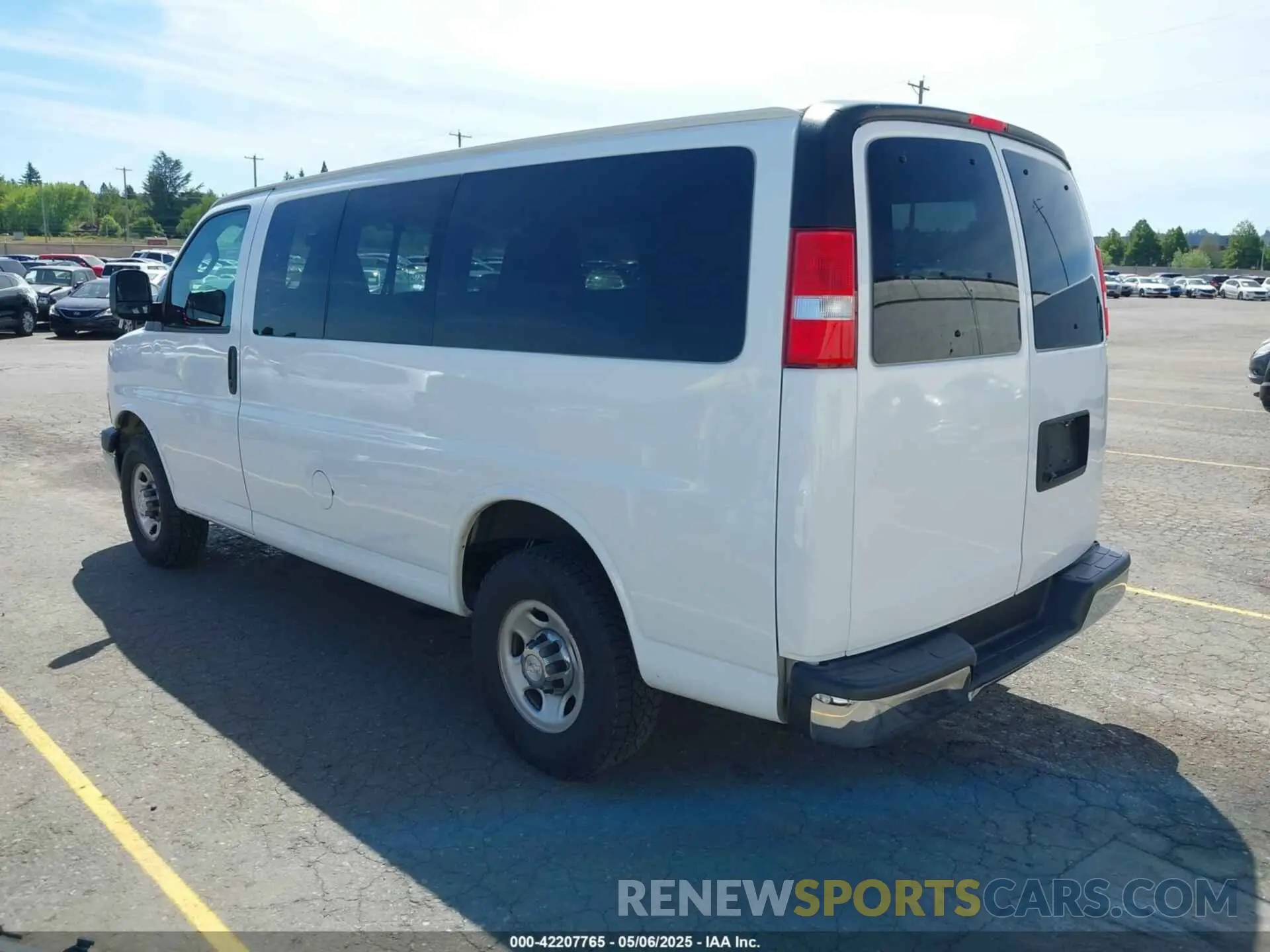 3 Фотография поврежденного автомобиля 1GAWGFFGXL1155840 CHEVROLET EXPRESS PASSENGER 2020