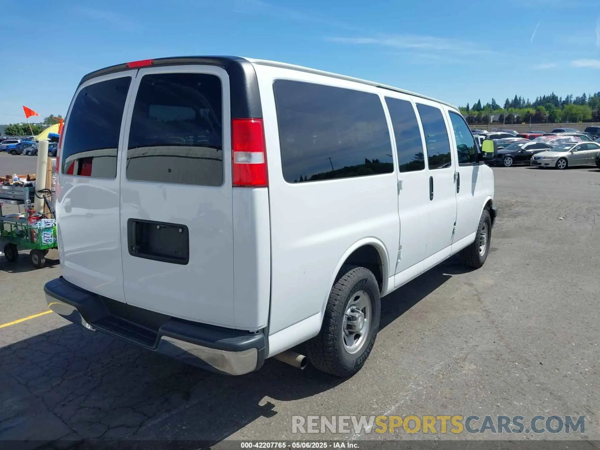 4 Фотография поврежденного автомобиля 1GAWGFFGXL1155840 CHEVROLET EXPRESS PASSENGER 2020