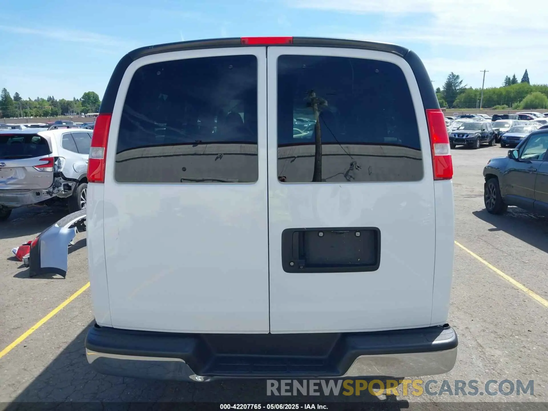 6 Фотография поврежденного автомобиля 1GAWGFFGXL1155840 CHEVROLET EXPRESS PASSENGER 2020