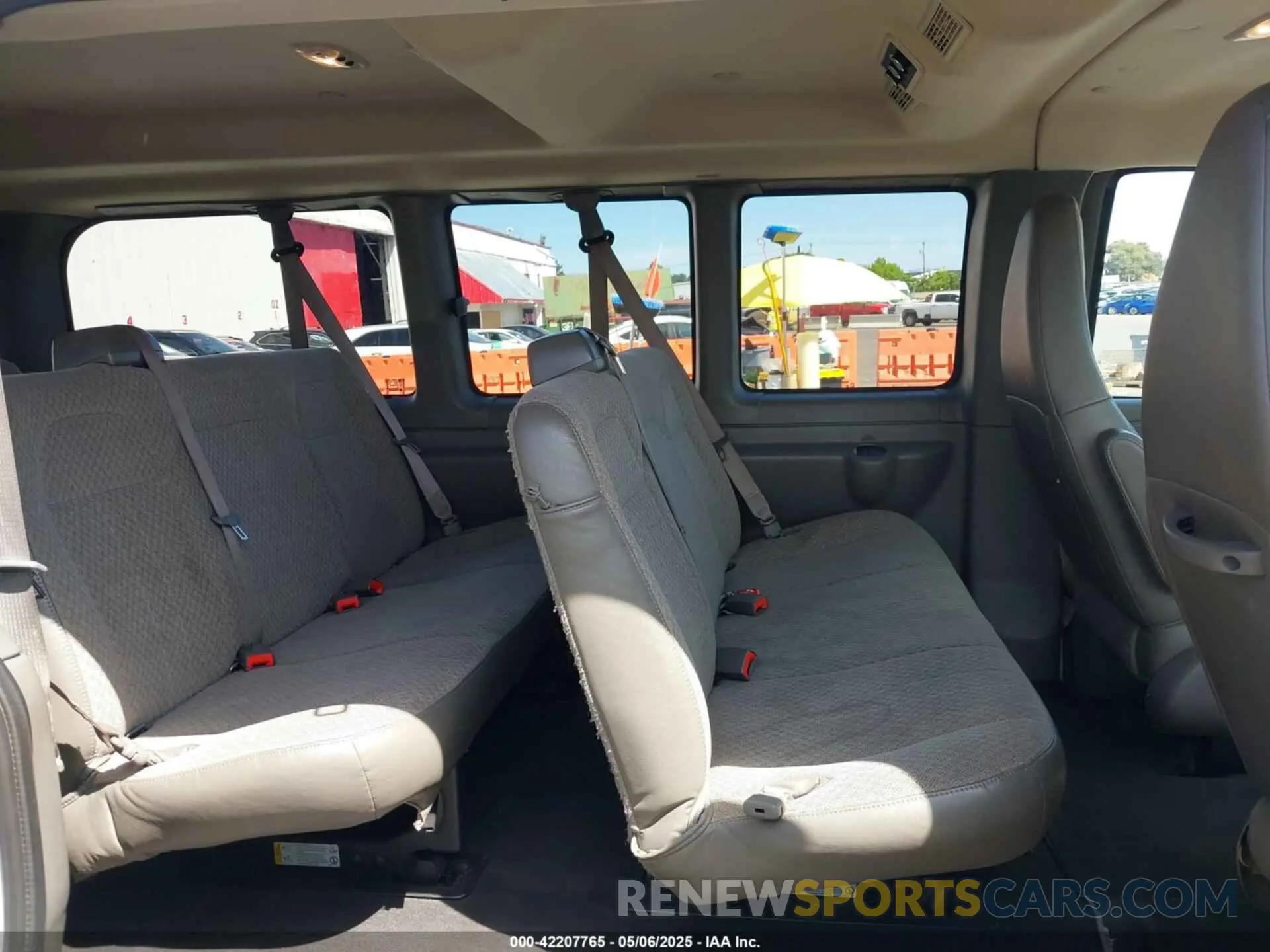 8 Фотография поврежденного автомобиля 1GAWGFFGXL1155840 CHEVROLET EXPRESS PASSENGER 2020