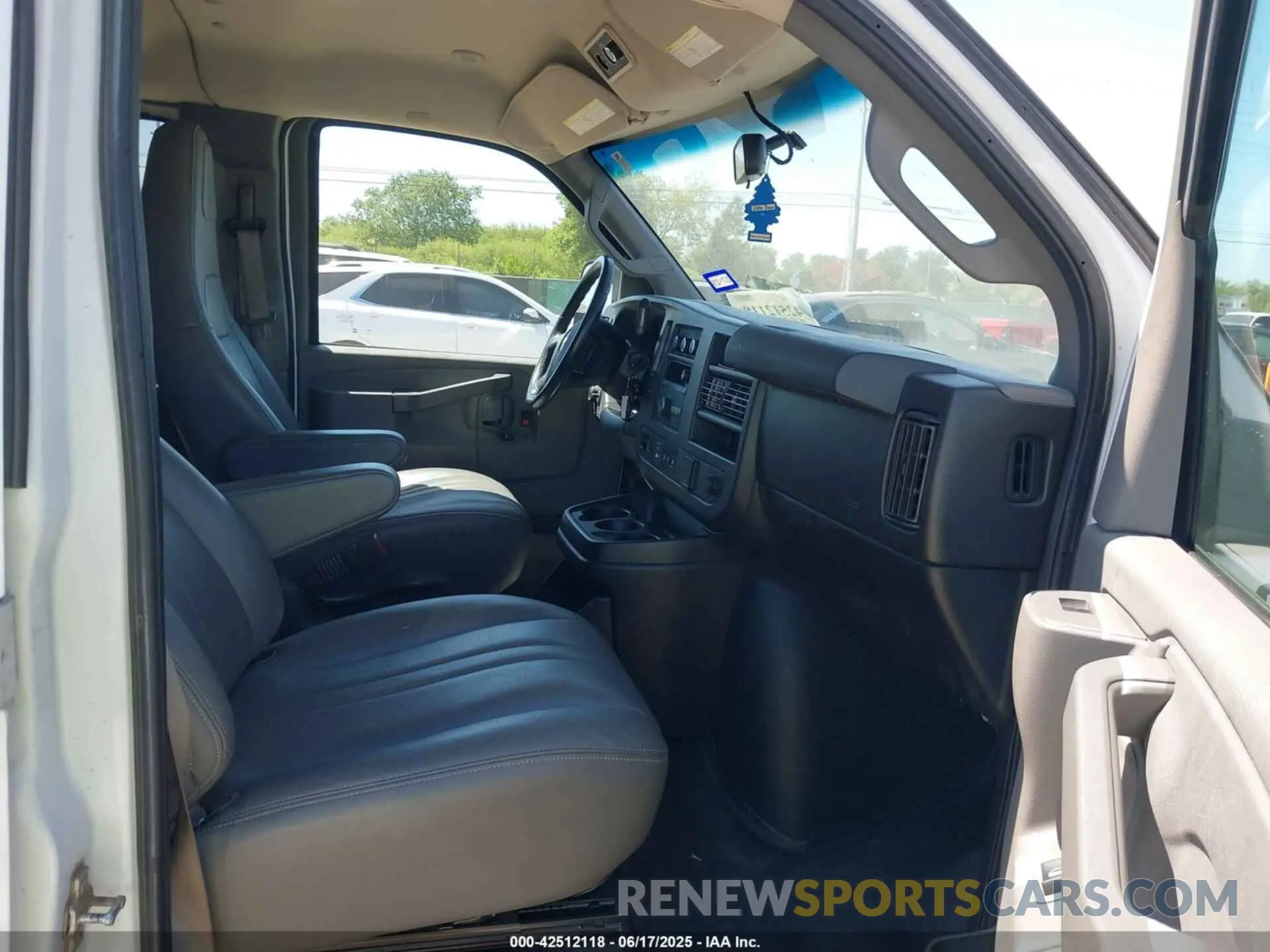 5 Photograph of a damaged car 1GAZGNFG5L1241936 CHEVROLET EXPRESS PASSENGER 2020