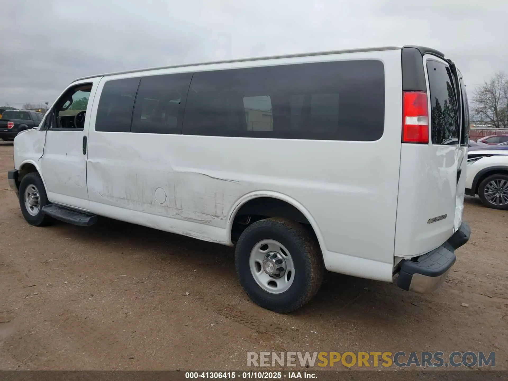 3 Photograph of a damaged car 1GAZGPFG4L1121251 CHEVROLET EXPRESS PASSENGER 2020
