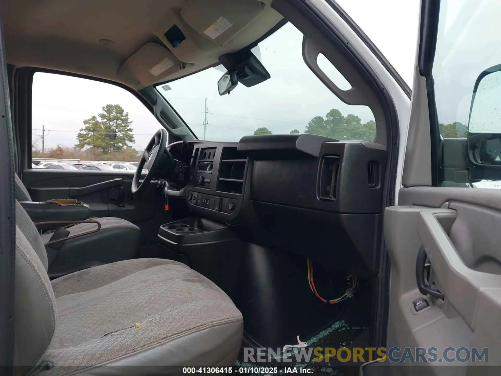 5 Photograph of a damaged car 1GAZGPFG4L1121251 CHEVROLET EXPRESS PASSENGER 2020