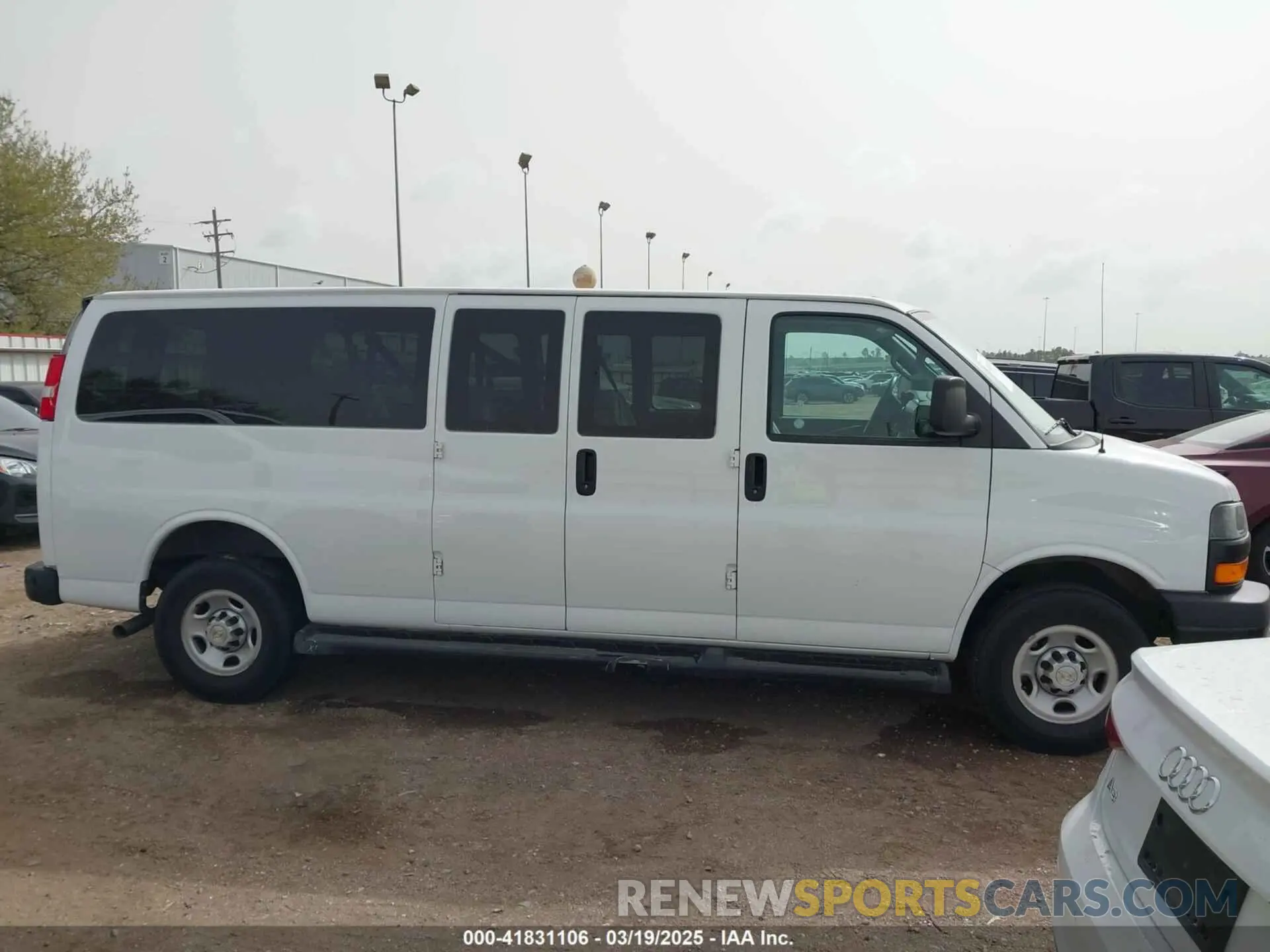14 Фотография поврежденного автомобиля 1GAZGNFPXN1284736 CHEVROLET EXPRESS PASSENGER 2022