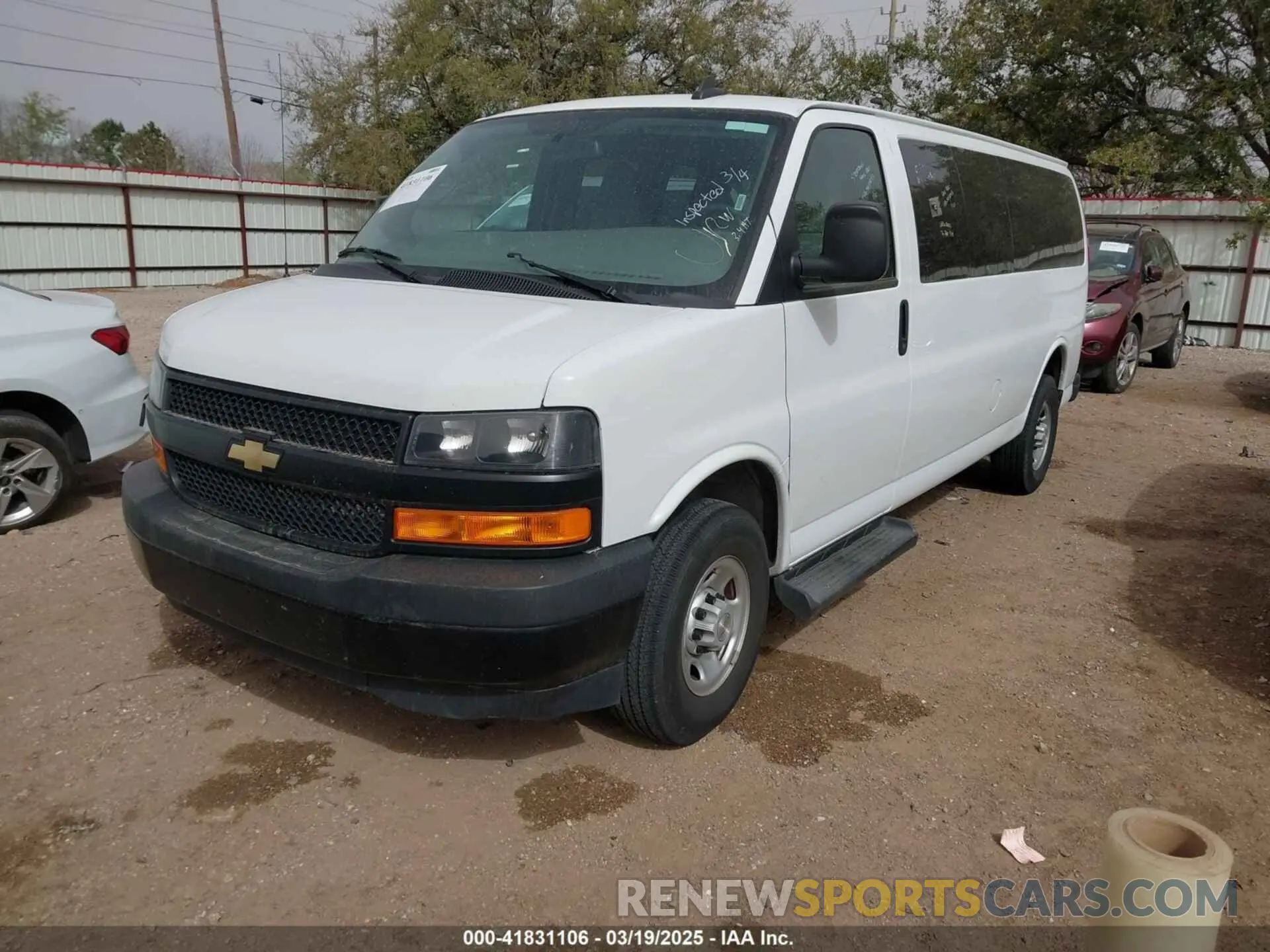2 Фотография поврежденного автомобиля 1GAZGNFPXN1284736 CHEVROLET EXPRESS PASSENGER 2022