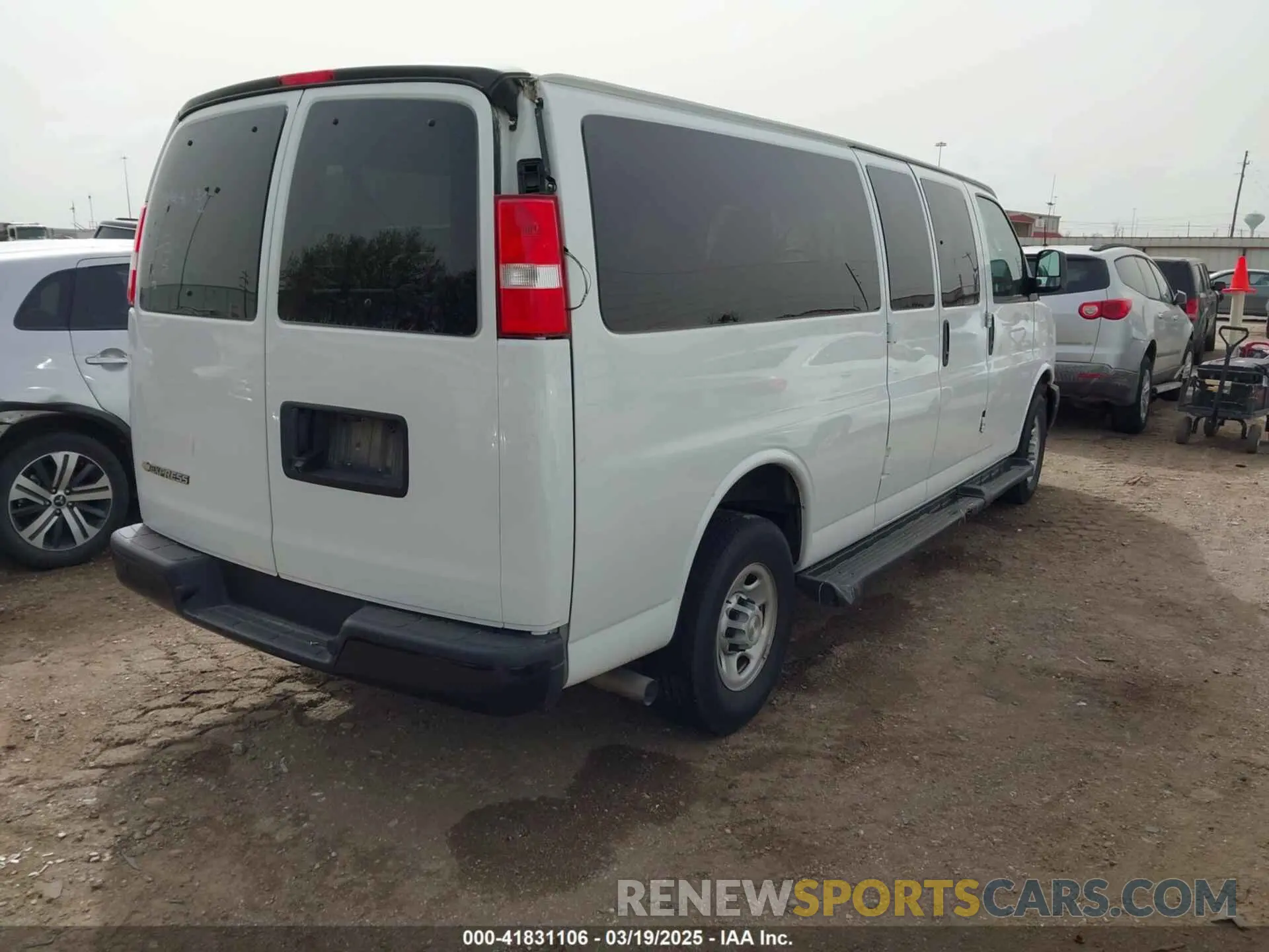 4 Фотография поврежденного автомобиля 1GAZGNFPXN1284736 CHEVROLET EXPRESS PASSENGER 2022