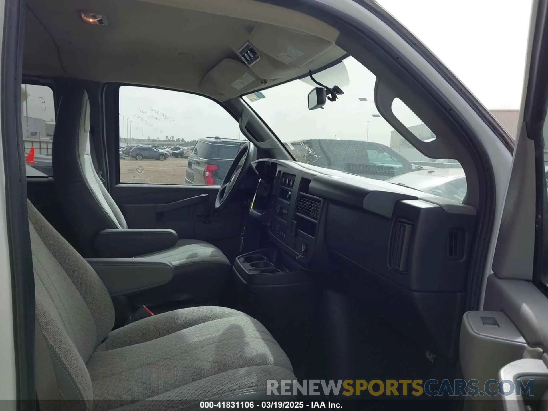 5 Фотография поврежденного автомобиля 1GAZGNFPXN1284736 CHEVROLET EXPRESS PASSENGER 2022