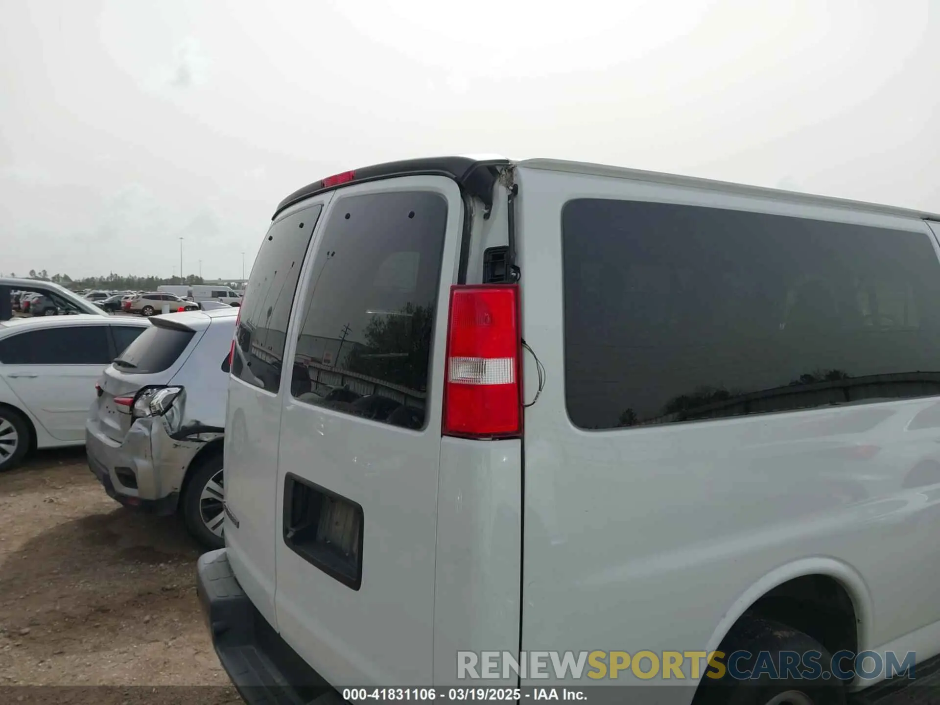 6 Фотография поврежденного автомобиля 1GAZGNFPXN1284736 CHEVROLET EXPRESS PASSENGER 2022