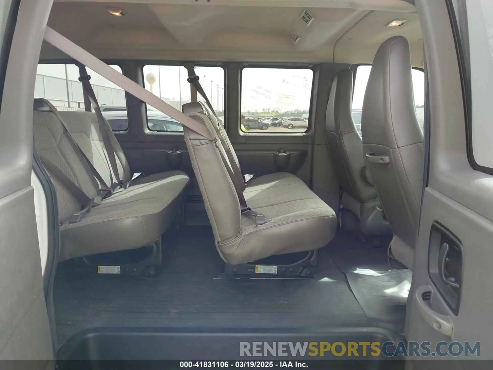 8 Фотография поврежденного автомобиля 1GAZGNFPXN1284736 CHEVROLET EXPRESS PASSENGER 2022