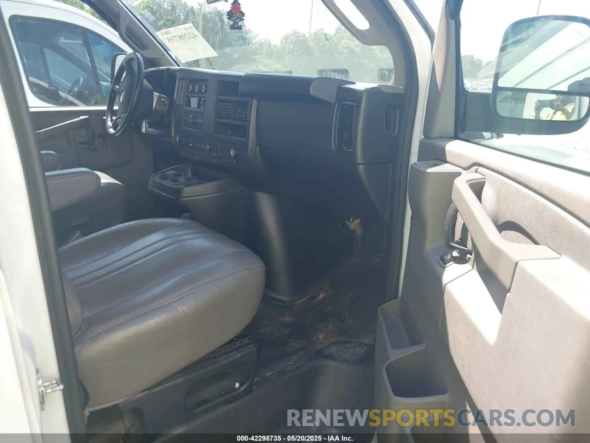 5 Photograph of a damaged car 1GAZGNFP7P1133565 CHEVROLET EXPRESS PASSENGER 2023