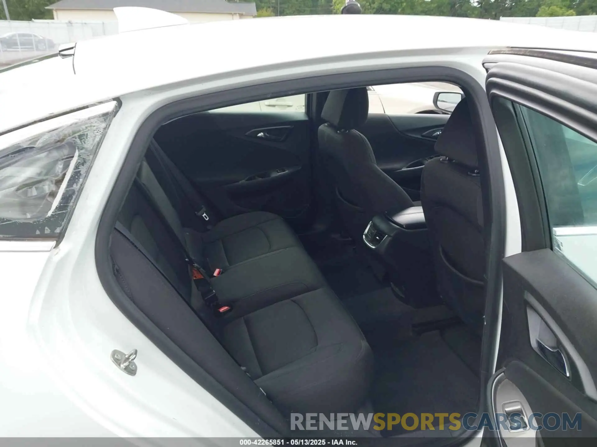 8 Photograph of a damaged car 1G1ZD5ST9KF162251 CHEVROLET MALIBU 2019