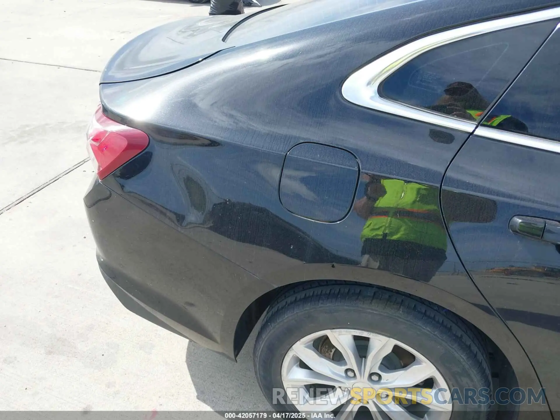 17 Photograph of a damaged car 1G1ZD5ST8LF044337 CHEVROLET MALIBU 2020