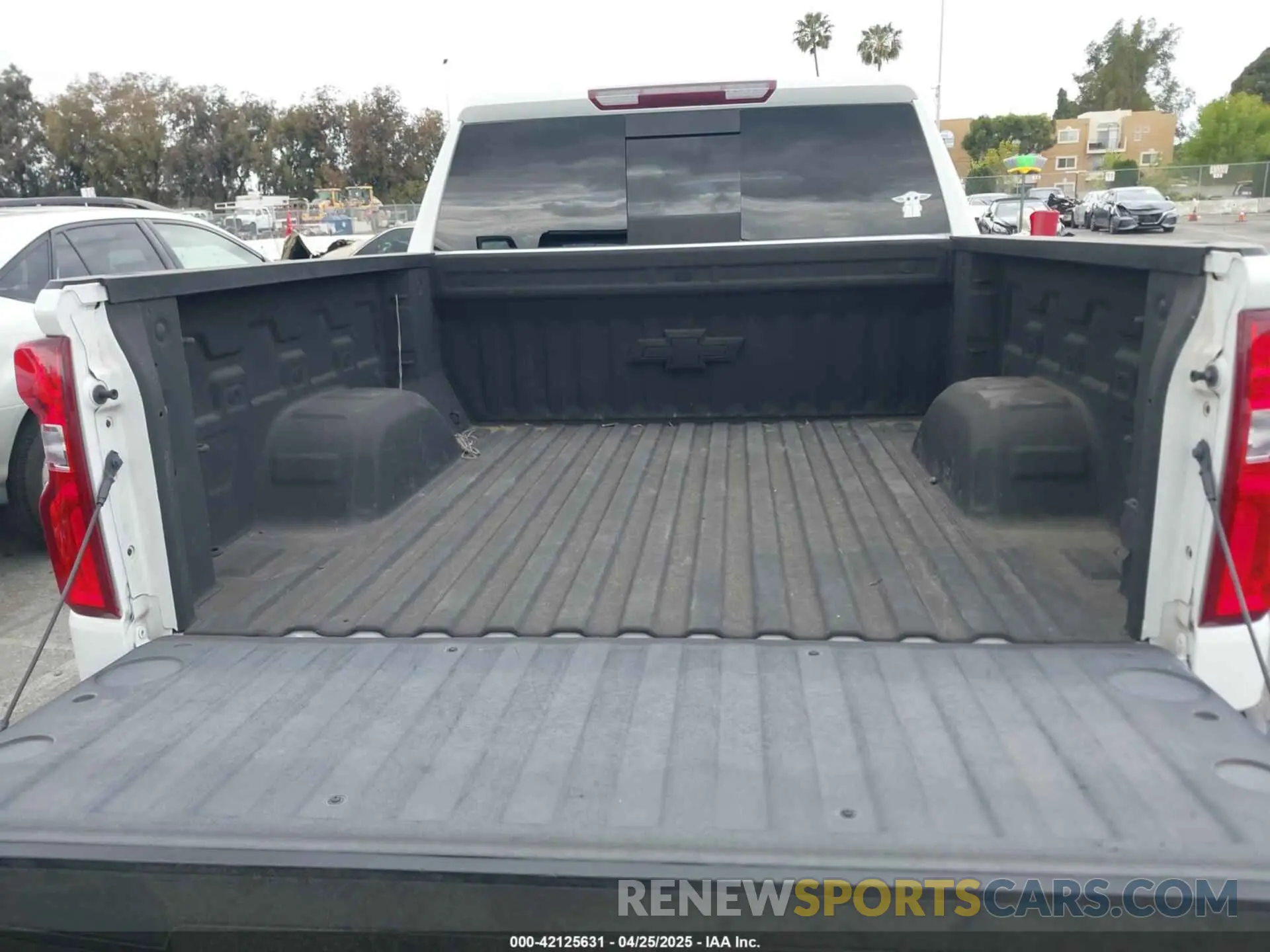 17 Photograph of a damaged car 3GCPYFED5KG152909 CHEVROLET SILVERADO 1500 2019