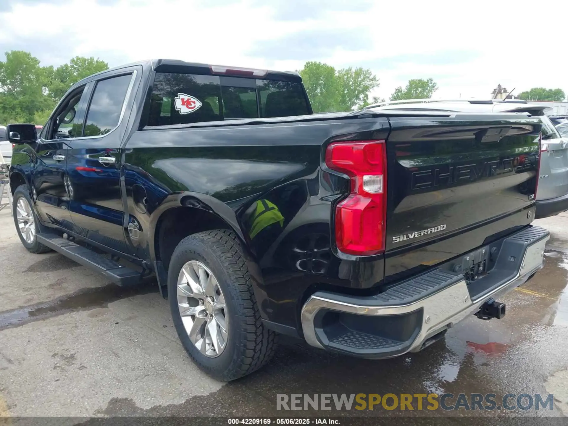 3 Photograph of a damaged car 1GCUYGEDXLZ220759 CHEVROLET SILVERADO 1500 2020