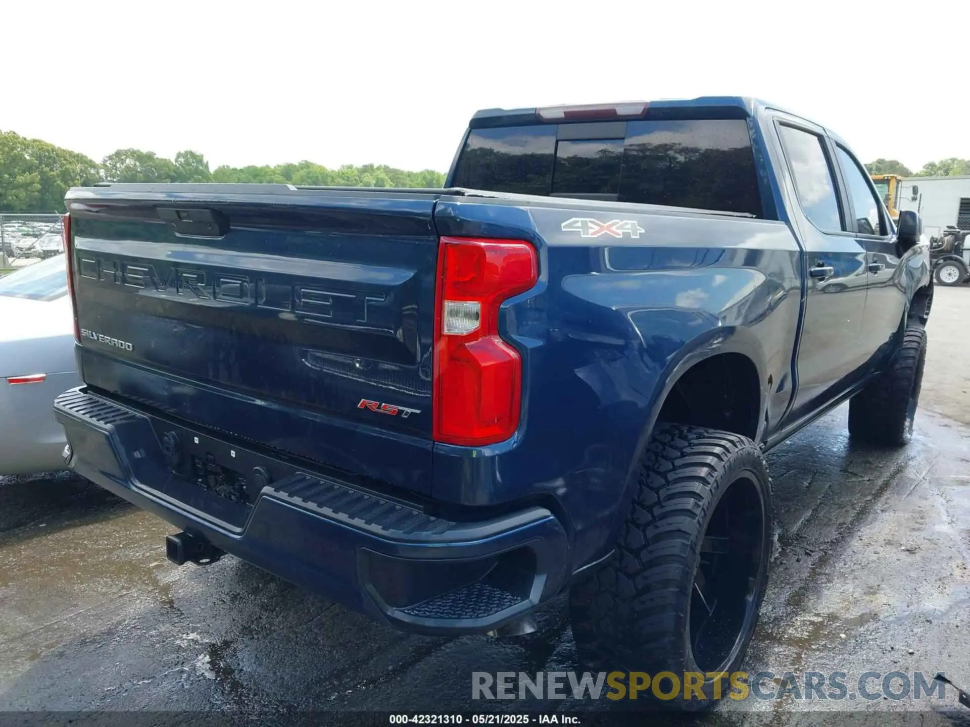 4 Photograph of a damaged car 3GCUYEED7LG210713 CHEVROLET SILVERADO 1500 2020