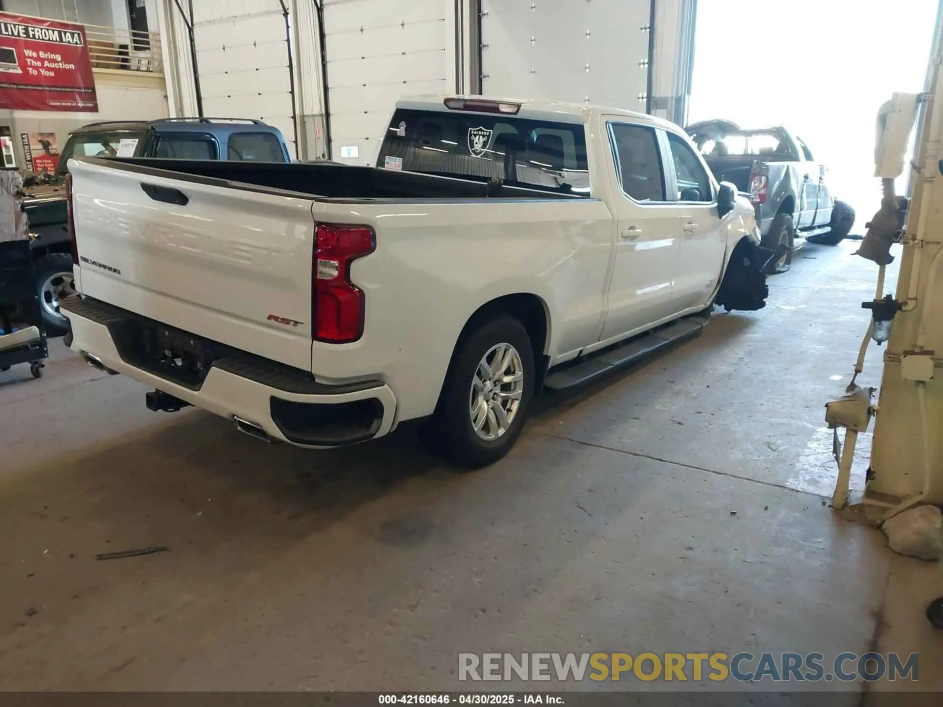 4 Фотография поврежденного автомобиля 3GCUYEEDXLG104675 CHEVROLET SILVERADO 1500 2020