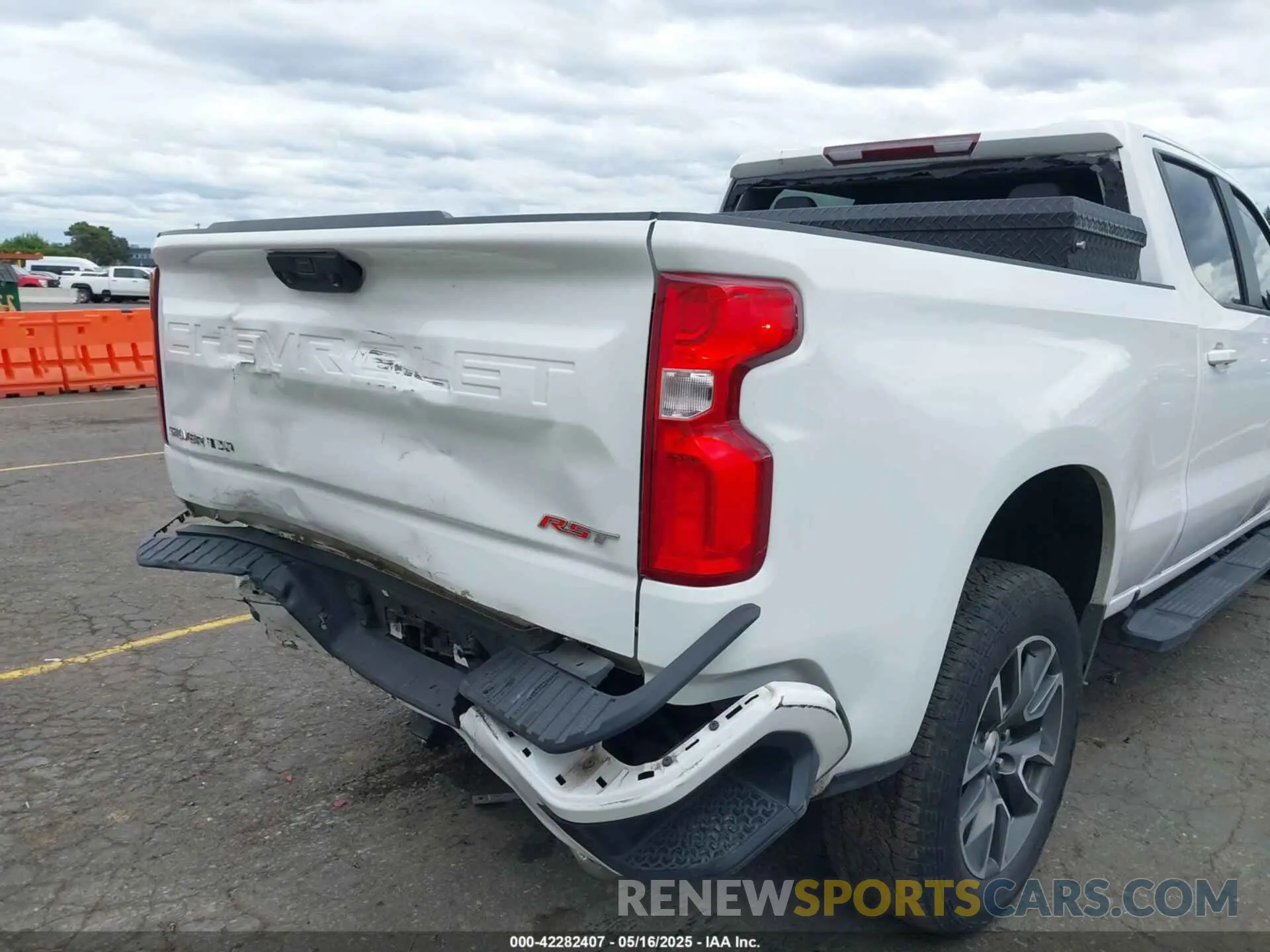 18 Photograph of a damaged car 1GCUDEED3NZ646621 CHEVROLET SILVERADO 1500 2022
