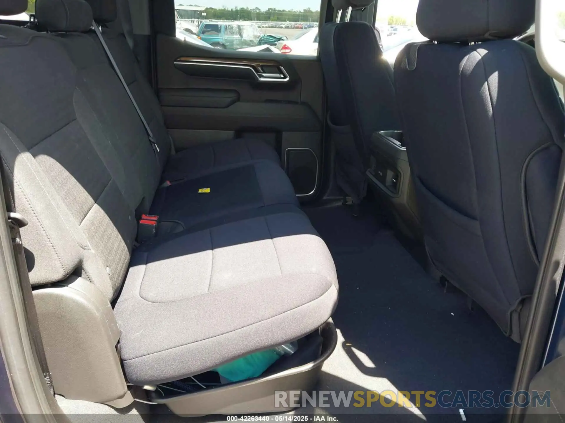 8 Photograph of a damaged car 2GCUDEED0N1503392 CHEVROLET SILVERADO 1500 2022