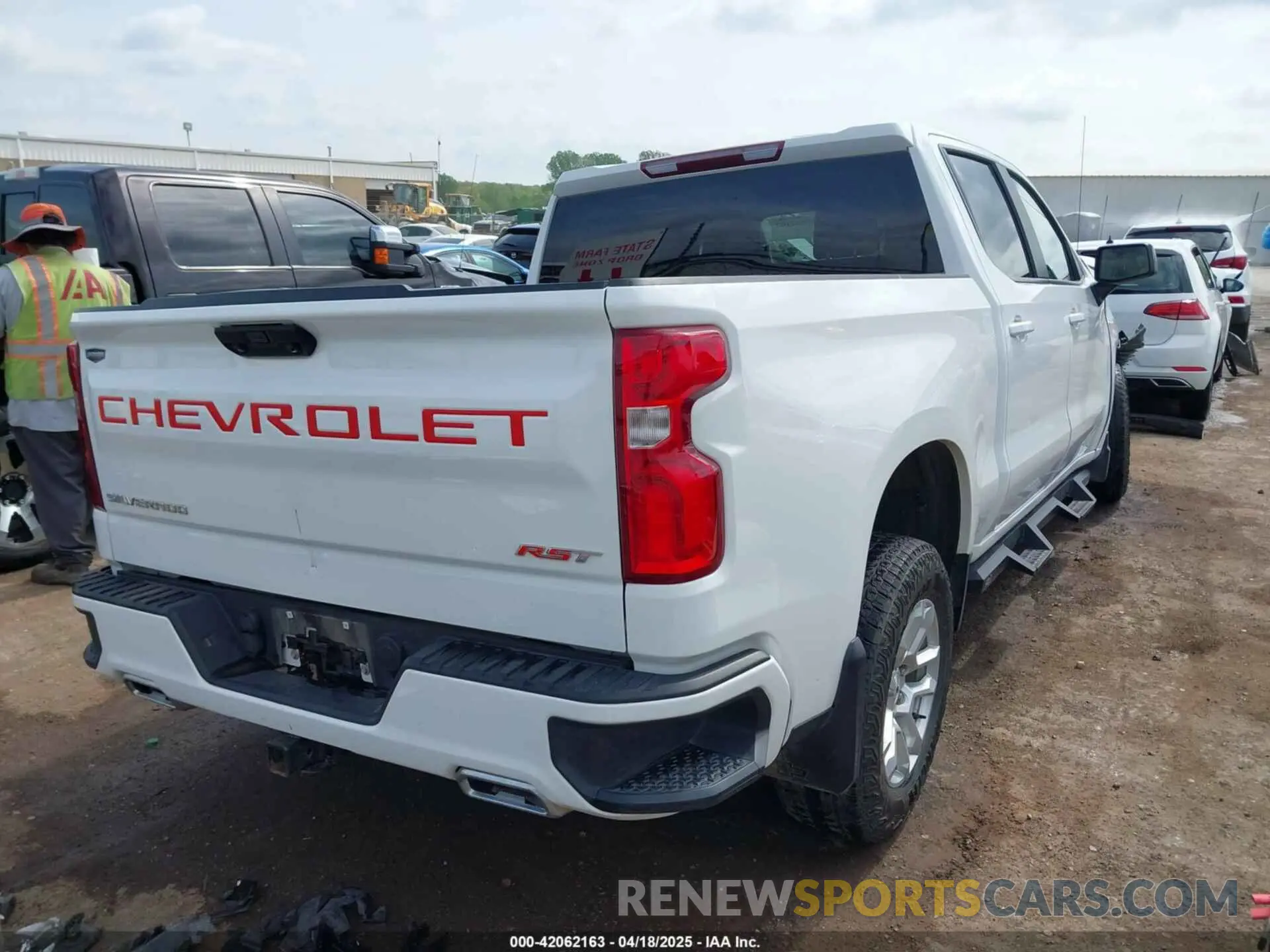 4 Фотография поврежденного автомобиля 1GCUDEE84PZ204646 CHEVROLET SILVERADO 1500 2023